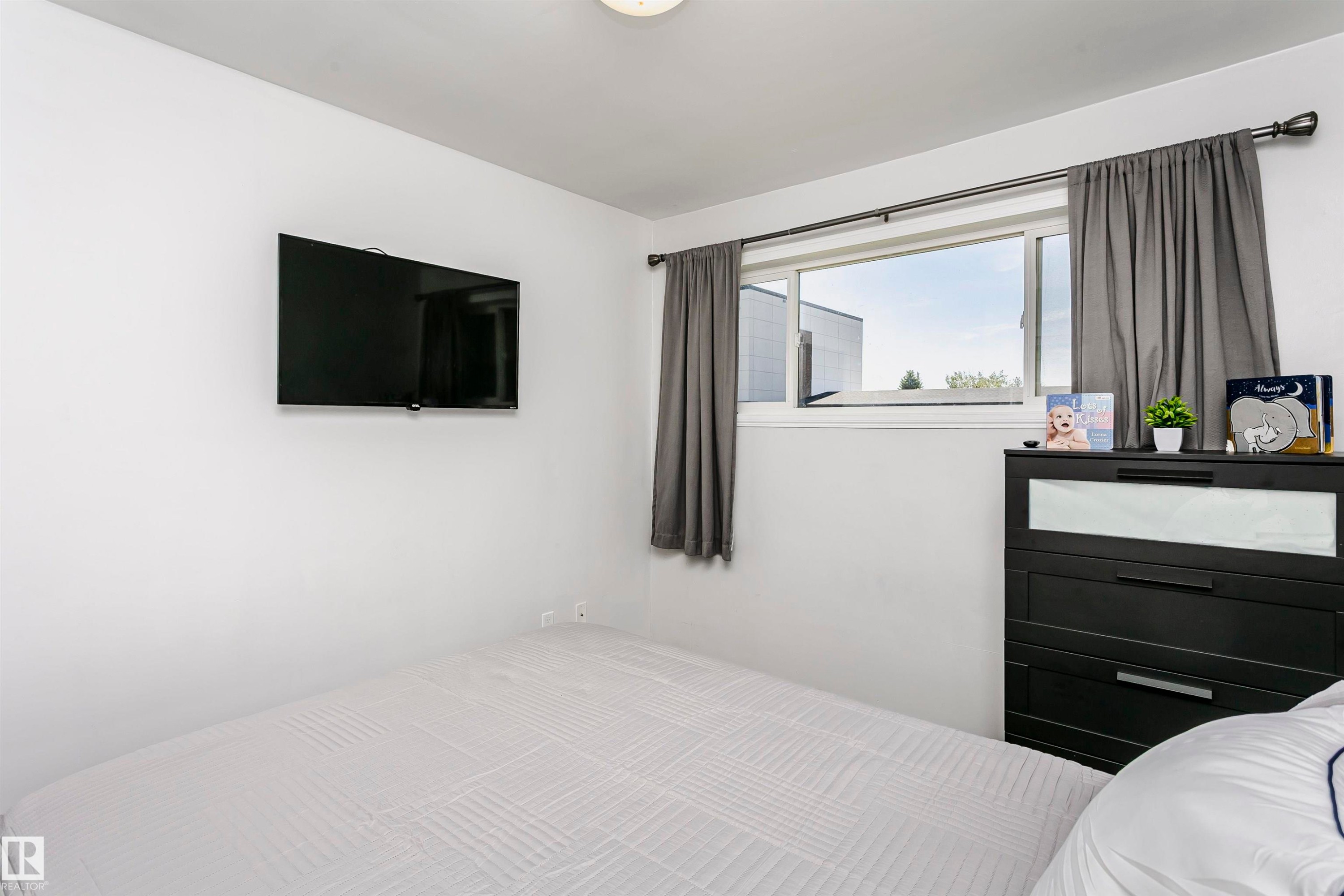 13104 128 Avenue Nw, Edmonton, AB - Indoor Photo Showing Bedroom