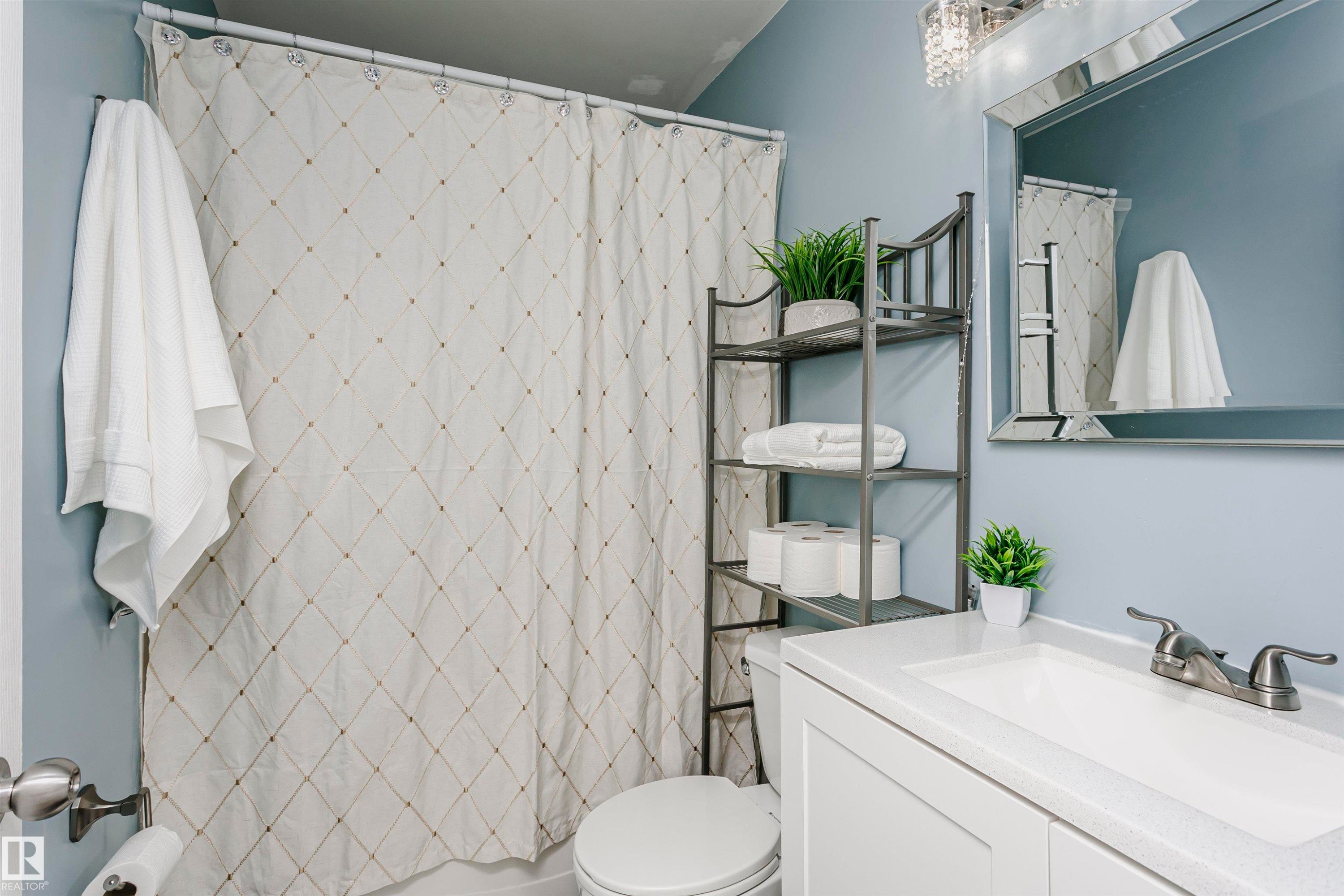 13104 128 Avenue Nw, Edmonton, AB - Indoor Photo Showing Bathroom