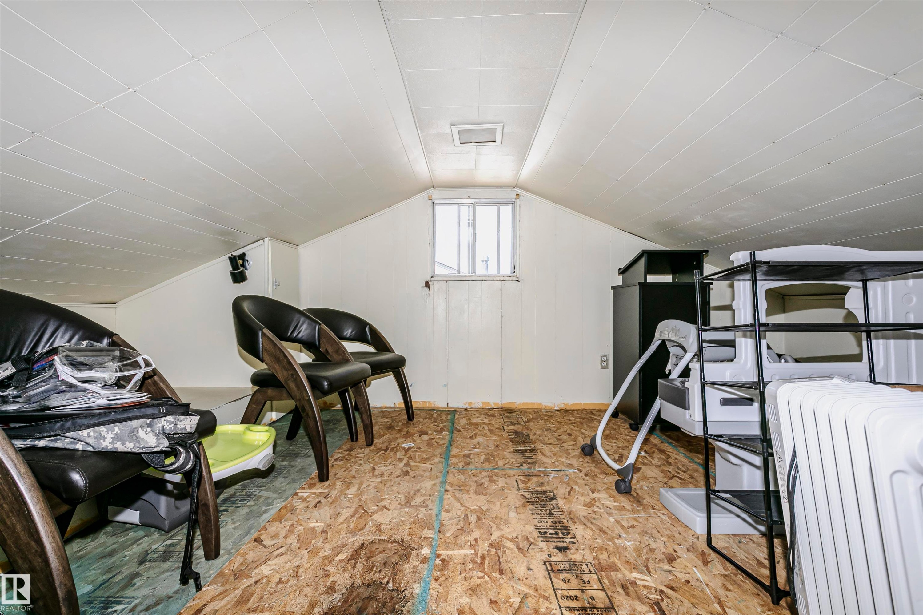 13104 128 Avenue Nw, Edmonton, AB - Indoor Photo Showing Other Room