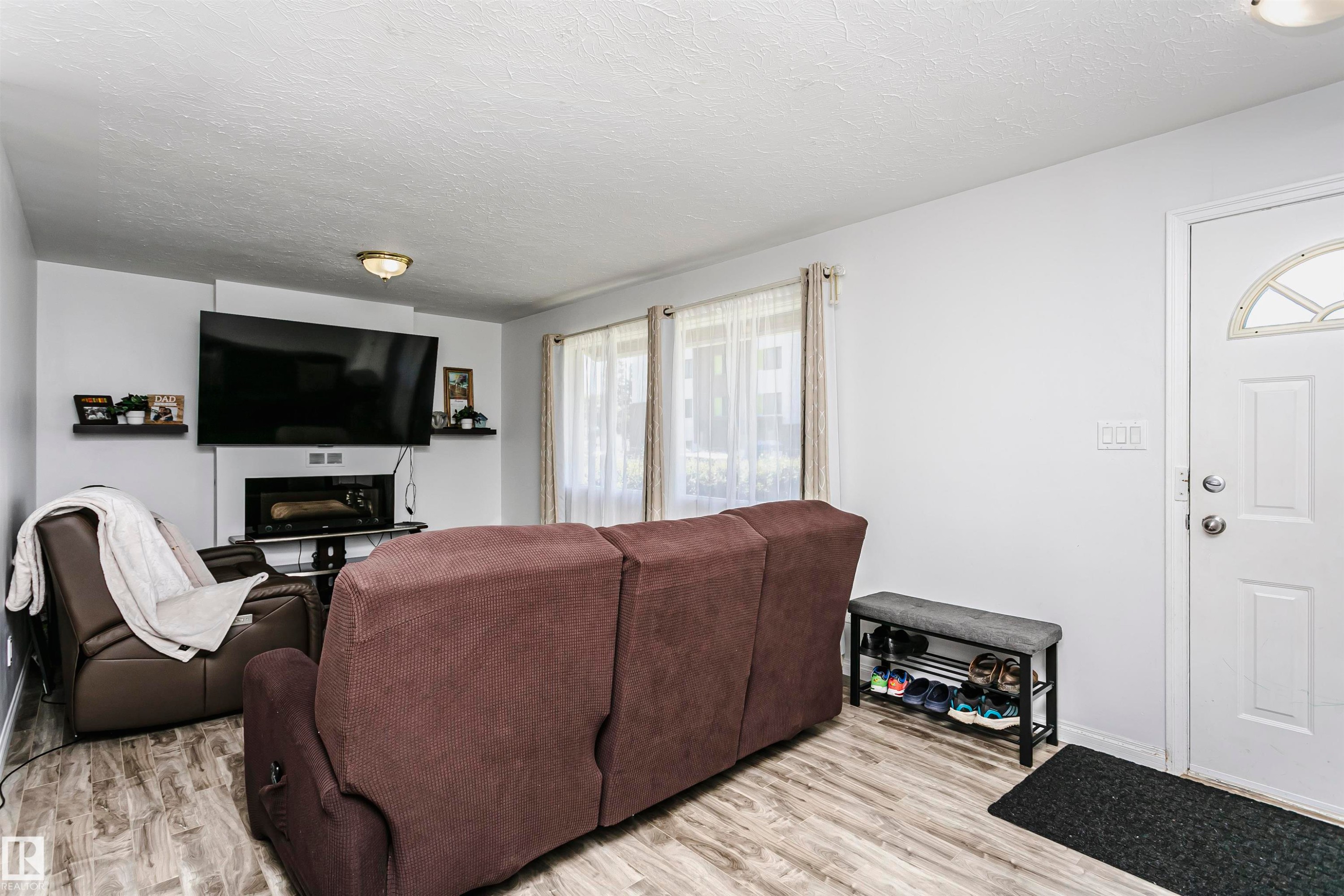 13104 128 Avenue Nw, Edmonton, AB - Indoor Photo Showing Living Room