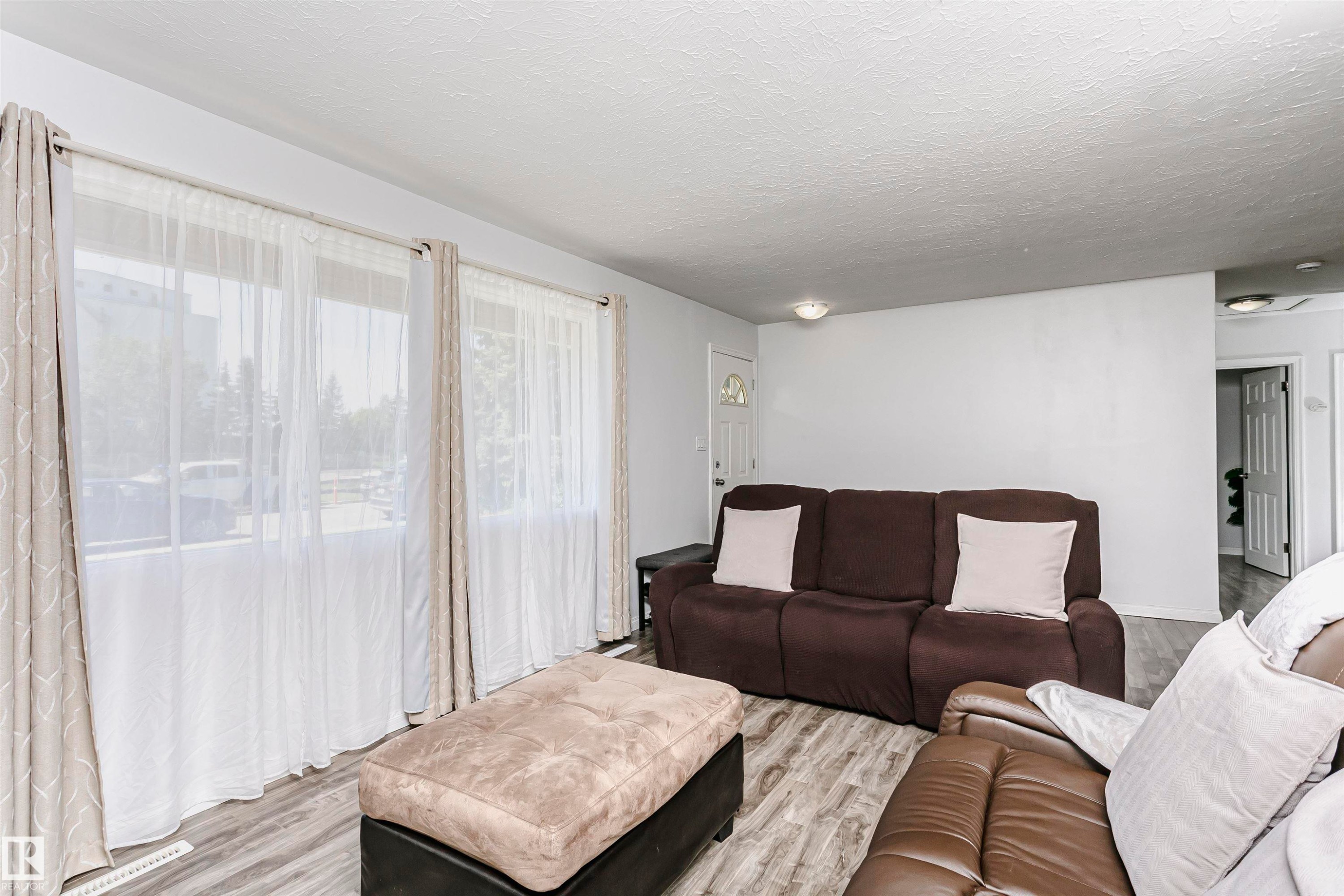 13104 128 Avenue Nw, Edmonton, AB - Indoor Photo Showing Living Room