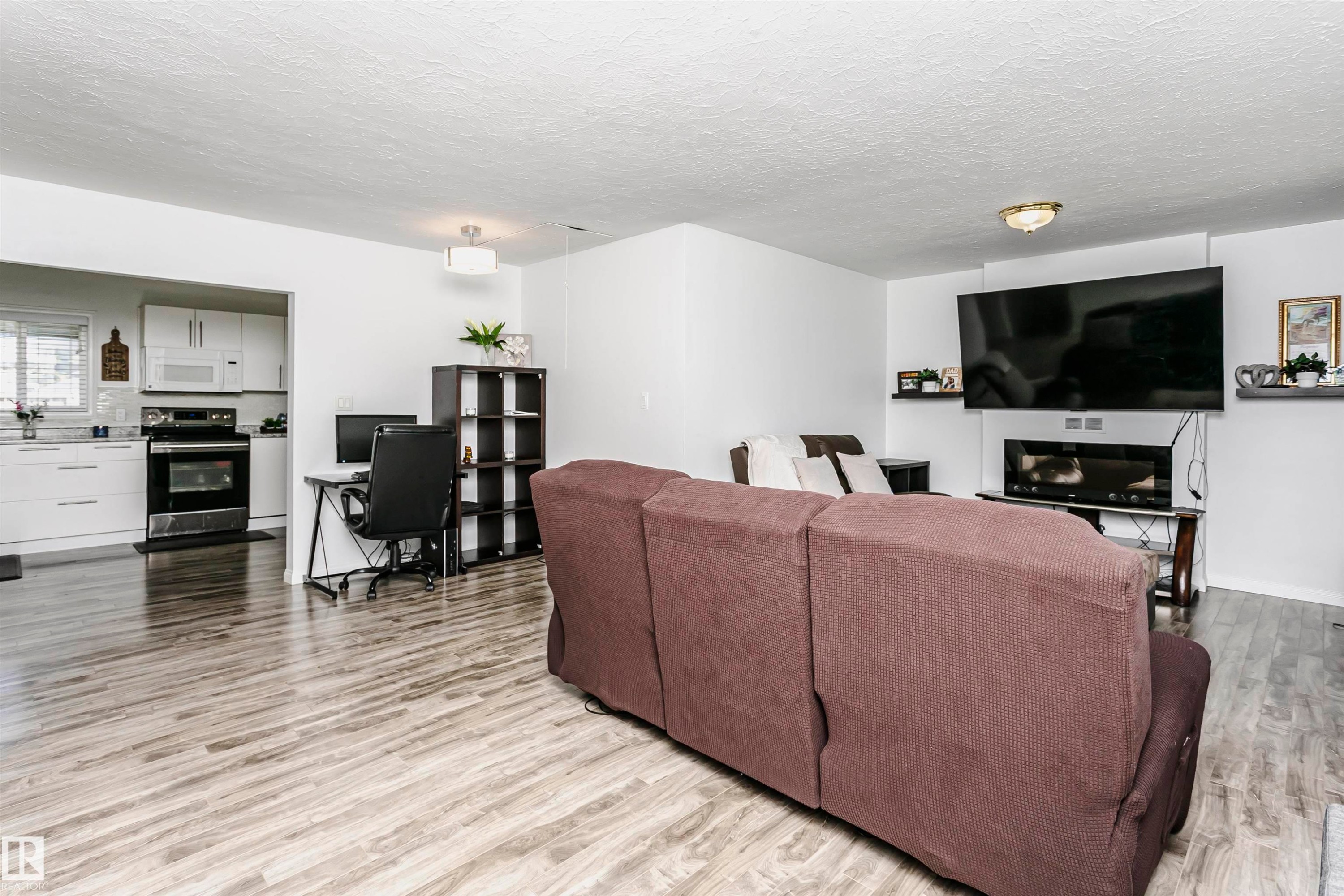 13104 128 Avenue Nw, Edmonton, AB - Indoor Photo Showing Living Room