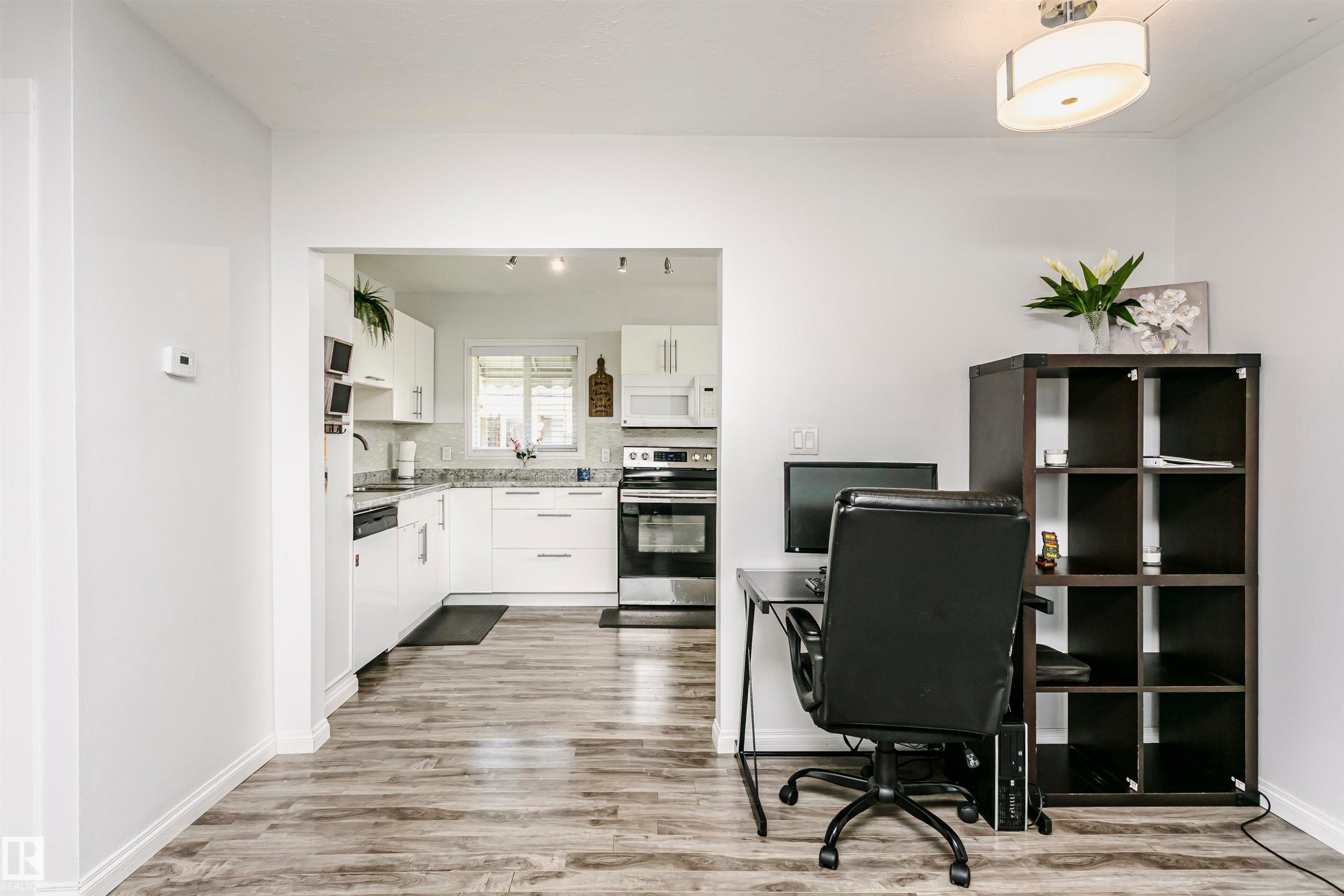 13104 128 Avenue Nw, Edmonton, AB - Indoor