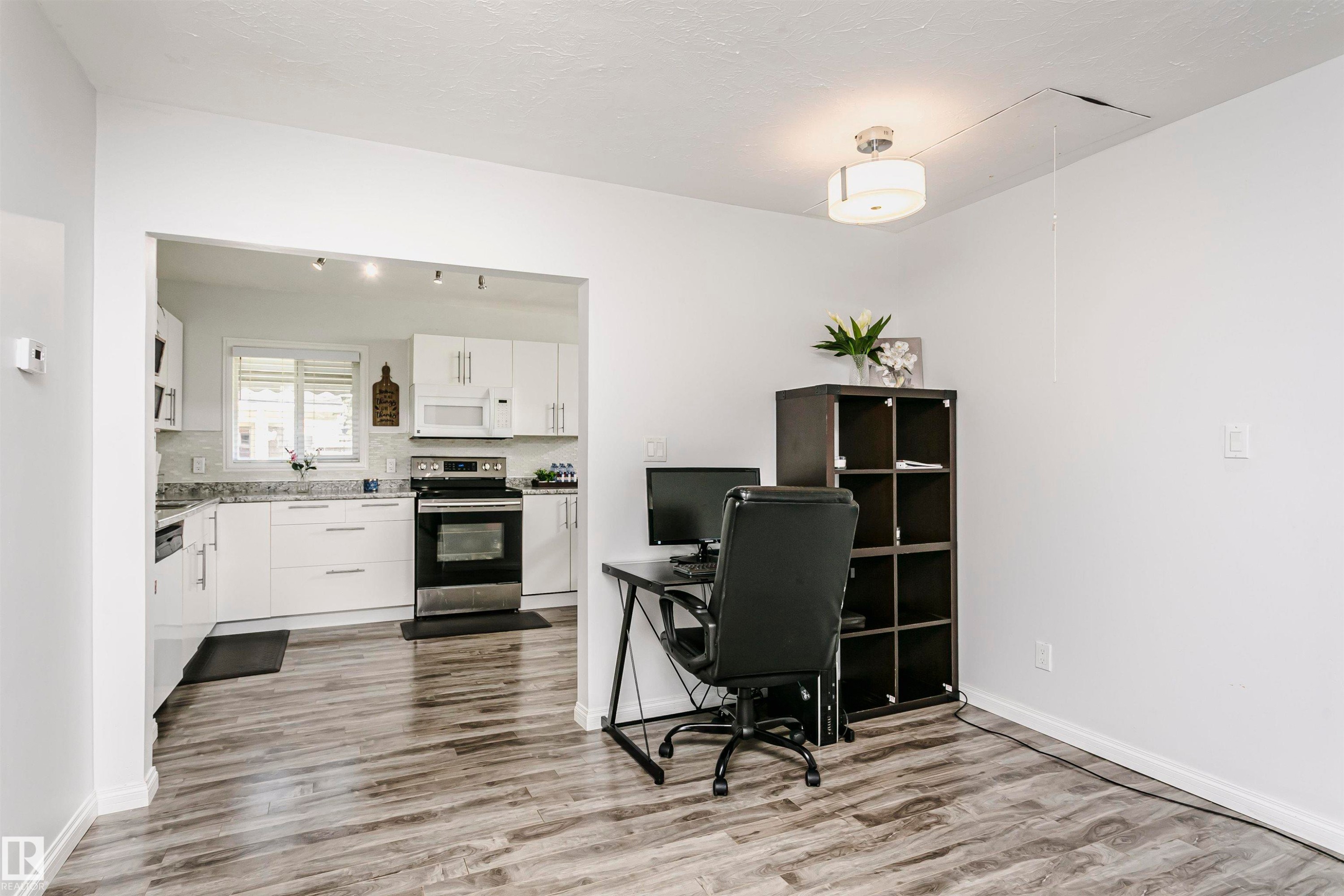 13104 128 Avenue Nw, Edmonton, AB - Indoor