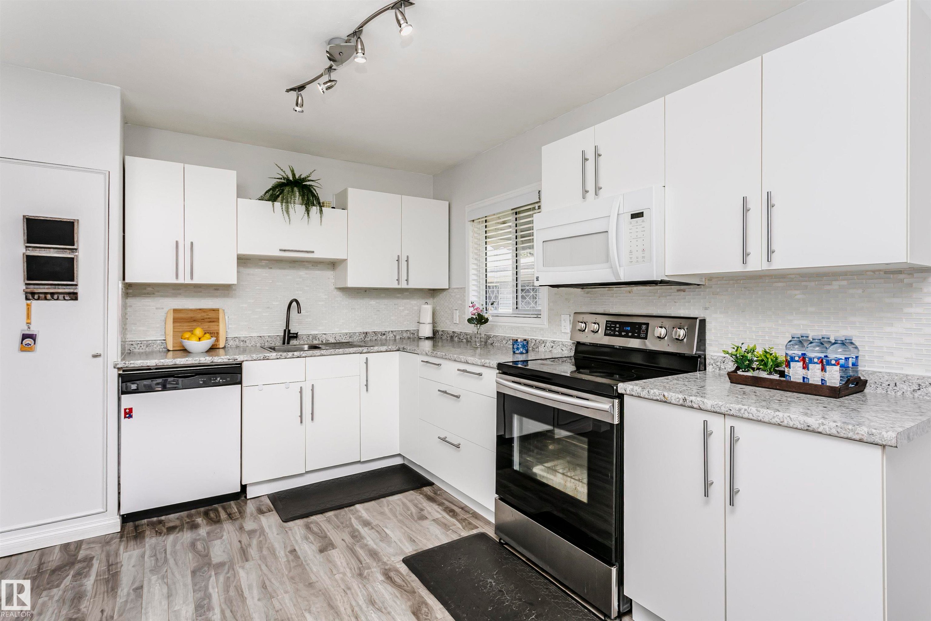 13104 128 Avenue Nw, Edmonton, AB - Indoor Photo Showing Kitchen