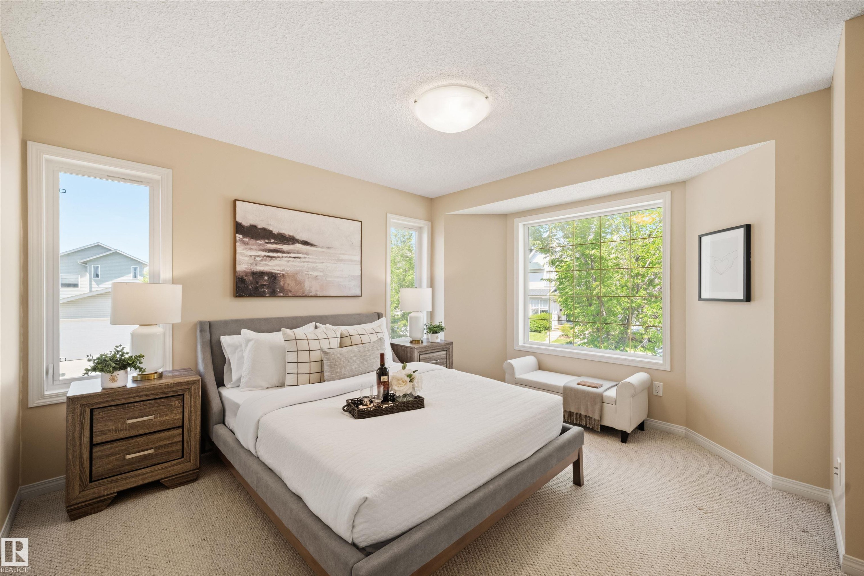 Recessed window bay with multiple windows - 7838 Schmid Place Nw, Edmonton, AB - Indoor Photo Showing Bedroom