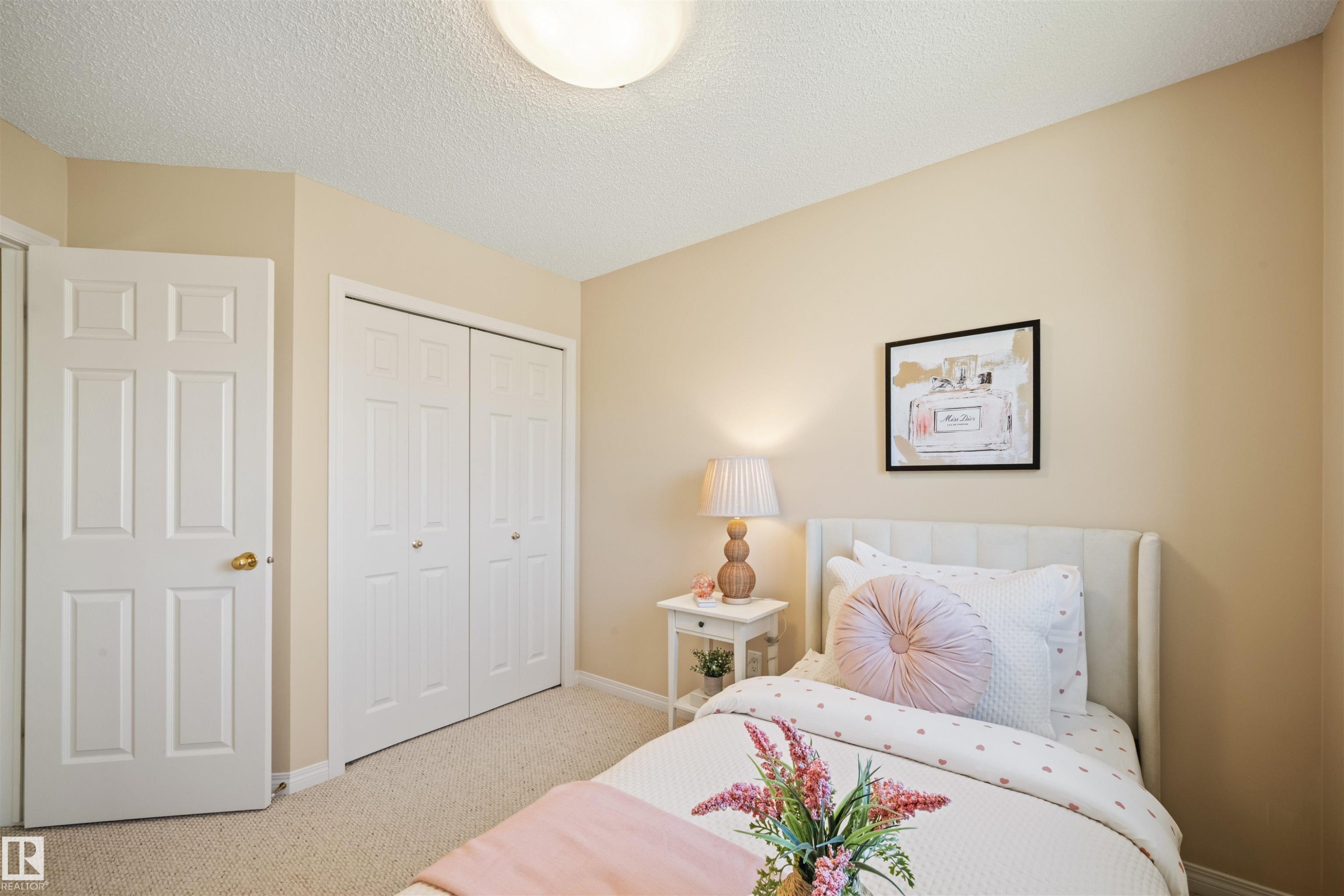 Carpeted room with a textured ceiling and neutral-toned walls - 7838 Schmid Place Nw, Edmonton, AB - Indoor Photo Showing Bedroom