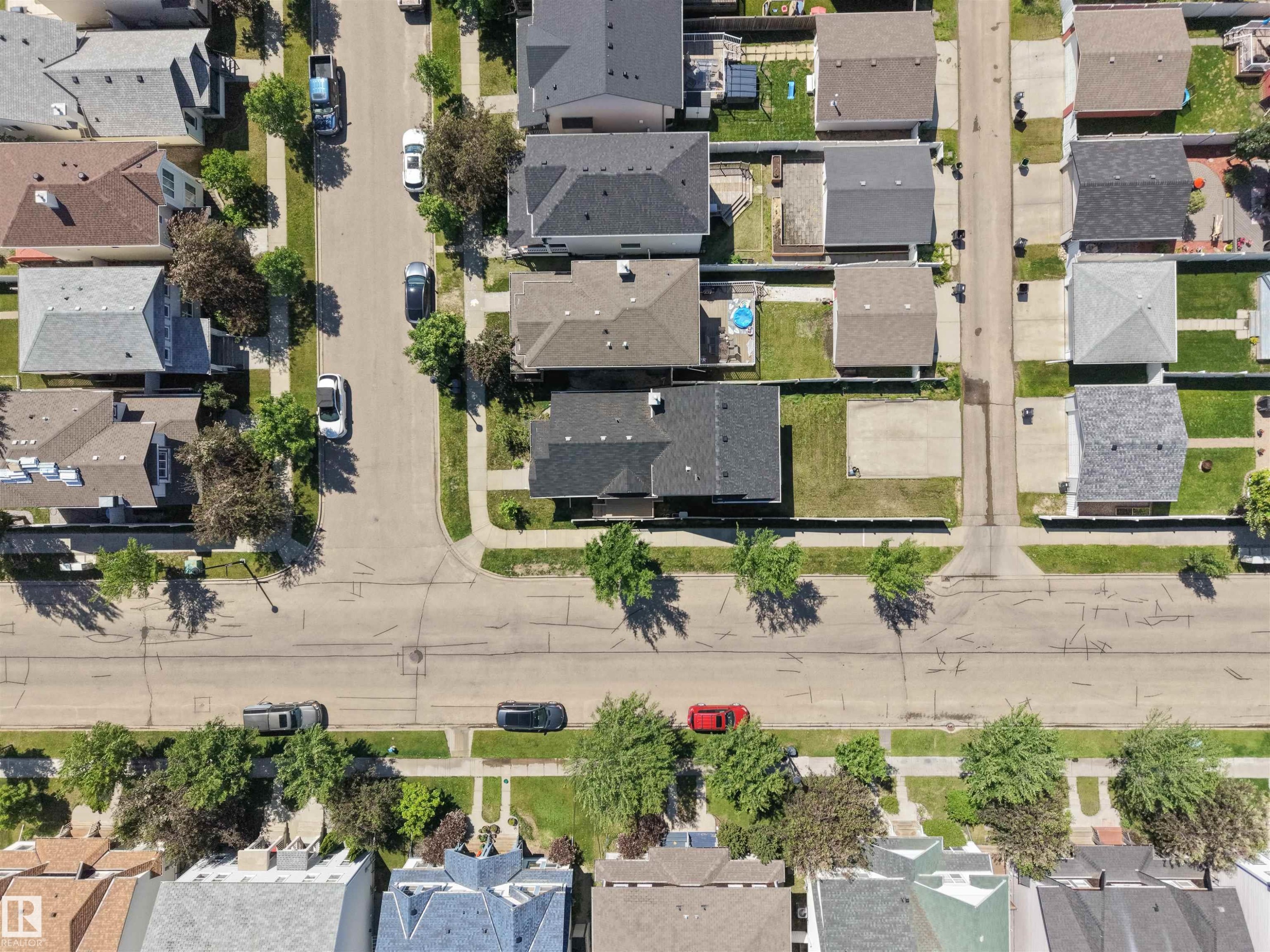 Residential neighborhood featuring a grid street layout with sidewalks and mature street trees - 7838 Schmid Place Nw, Edmonton, AB - Outdoor With View