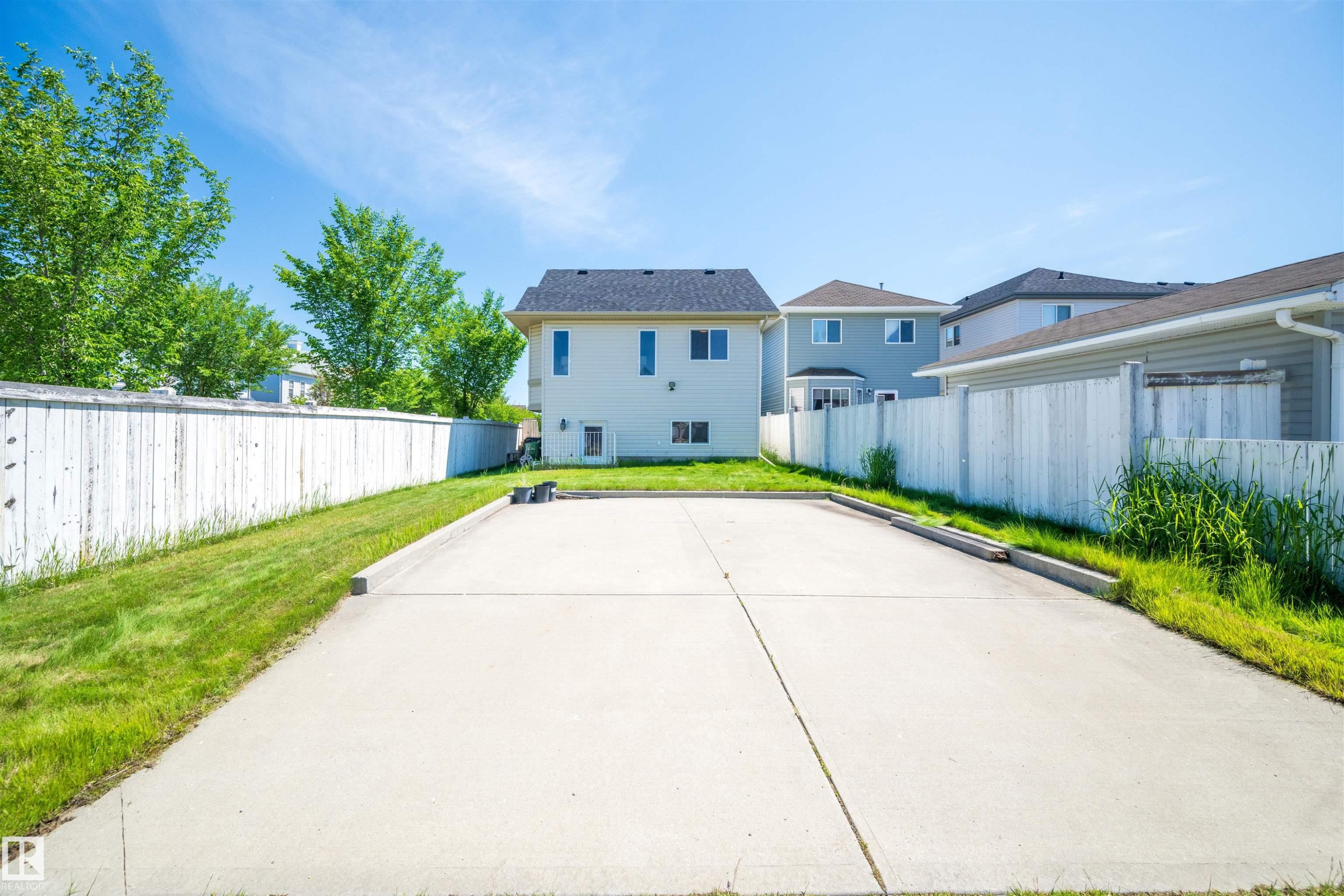 Expansive concrete pad, ideal for various outdoor uses - 7838 Schmid Place Nw, Edmonton, AB - Outdoor