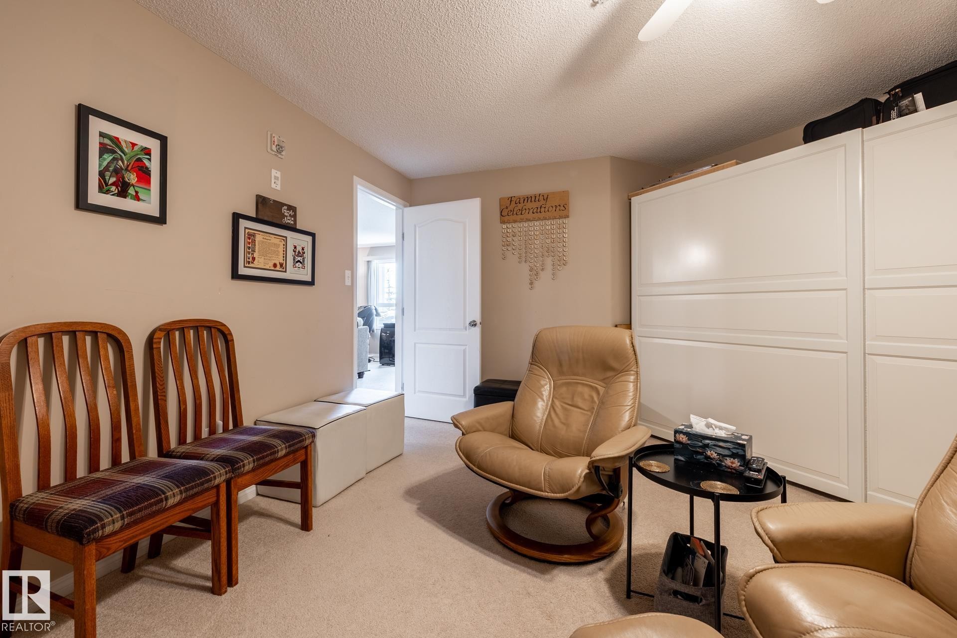Neutral-toned wall paint and textured ceiling - 330 1520 Hammond Gate Gate, Edmonton, AB