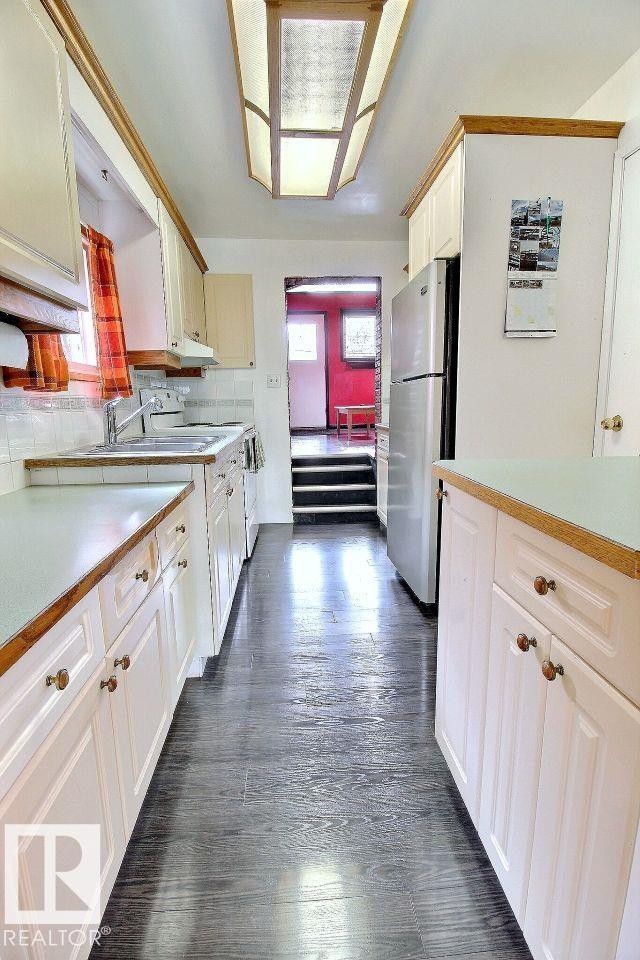 11930 95A Street, Edmonton, AB - Indoor Photo Showing Kitchen