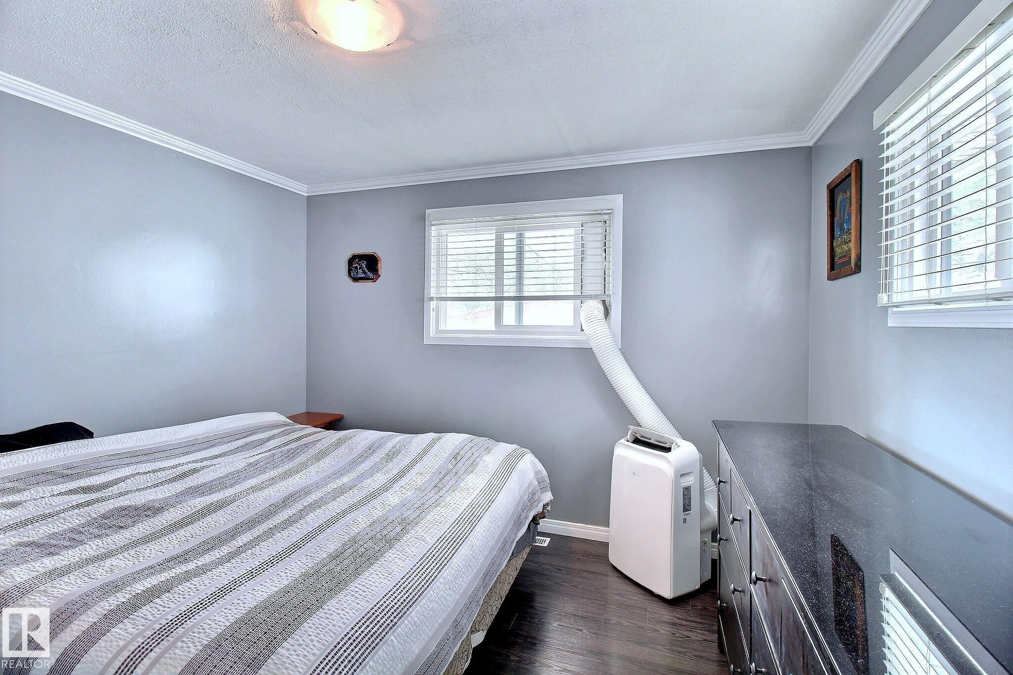 11930 95A Street, Edmonton, AB - Indoor Photo Showing Bedroom