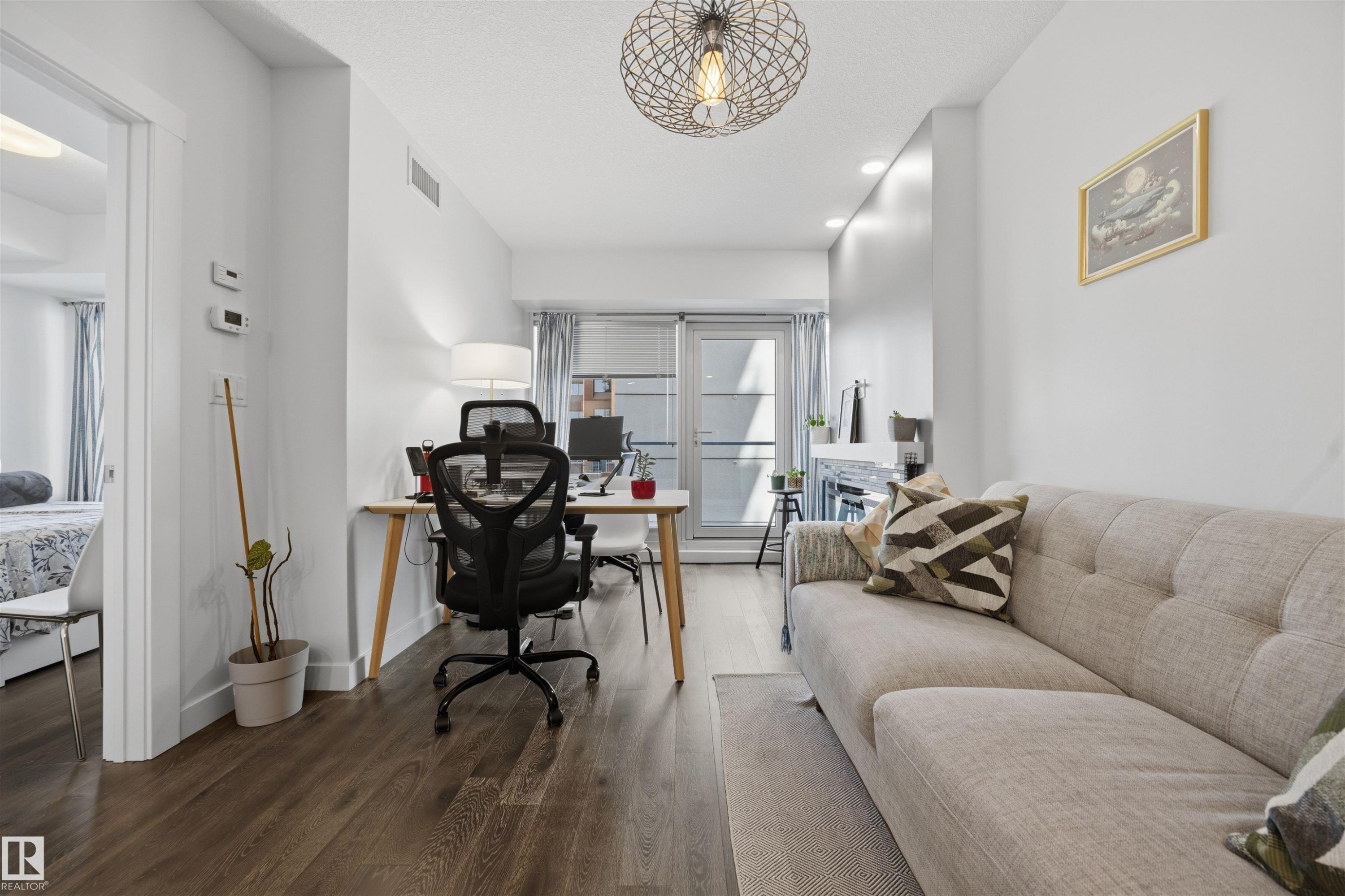 Open concept living area with wood-finish flooring - #802 9720 106 St Nw, Edmonton, AB - Indoor