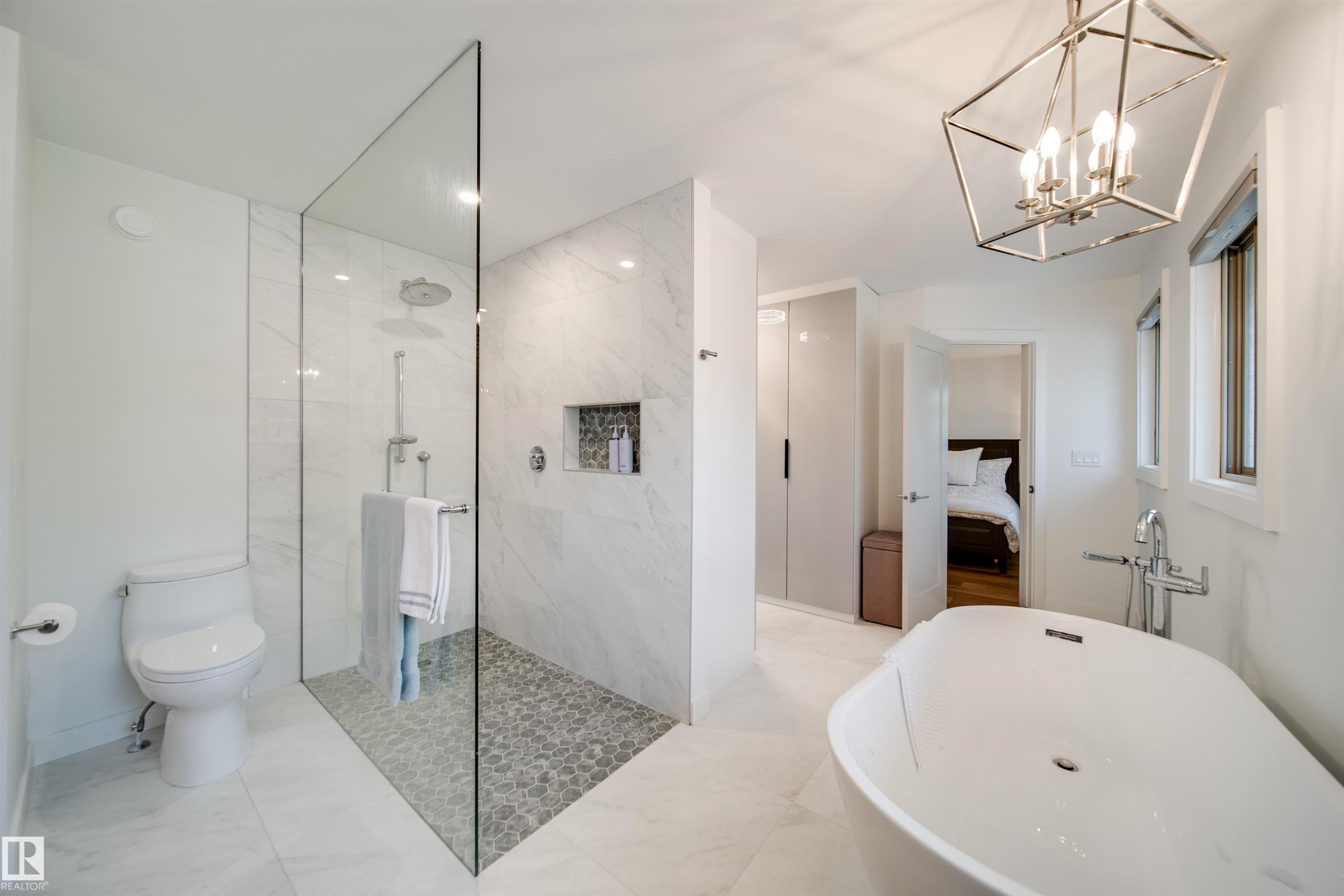 5431 113A Street, Edmonton, AB - Indoor Photo Showing Bathroom