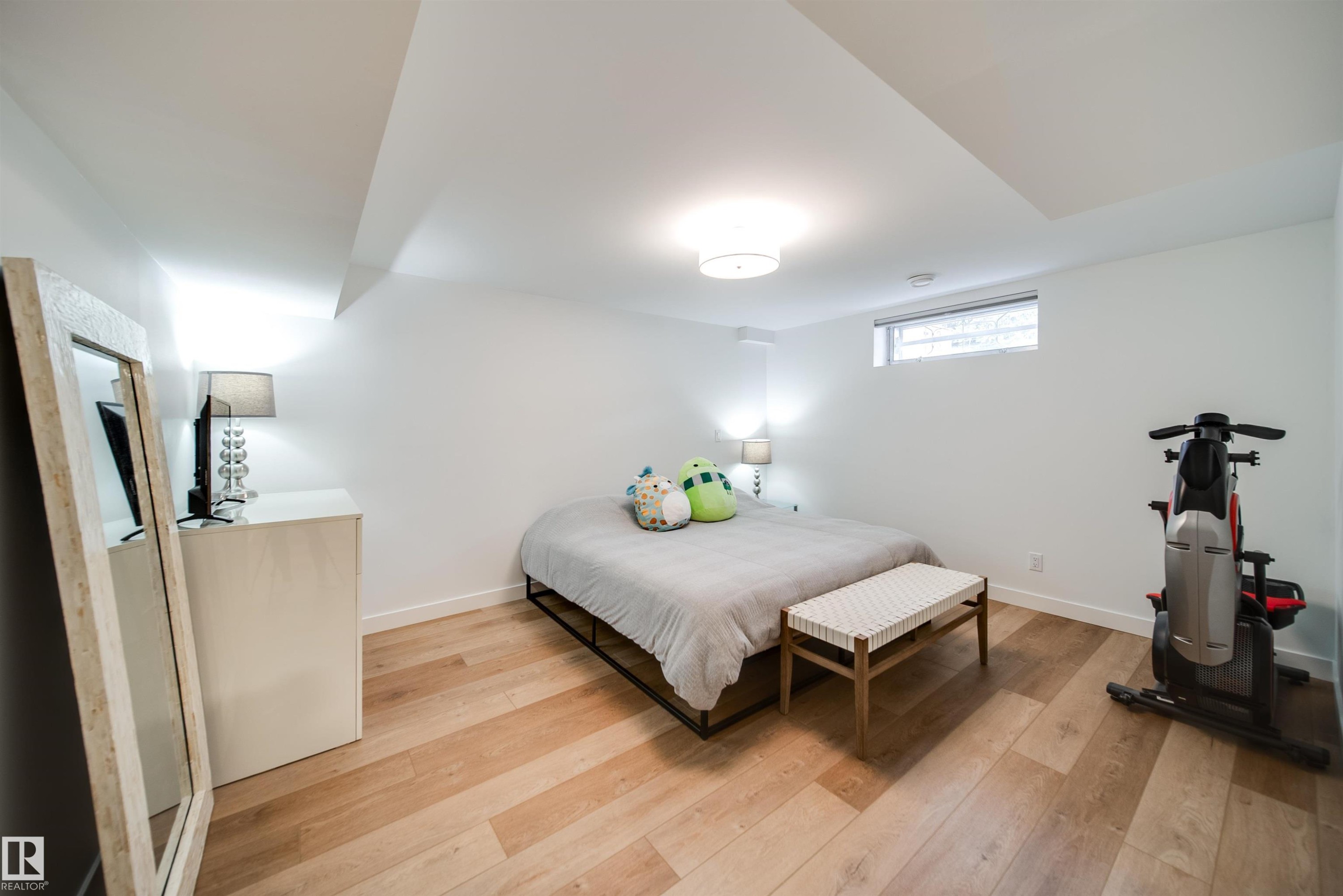 5431 113A Street, Edmonton, AB - Indoor Photo Showing Bedroom