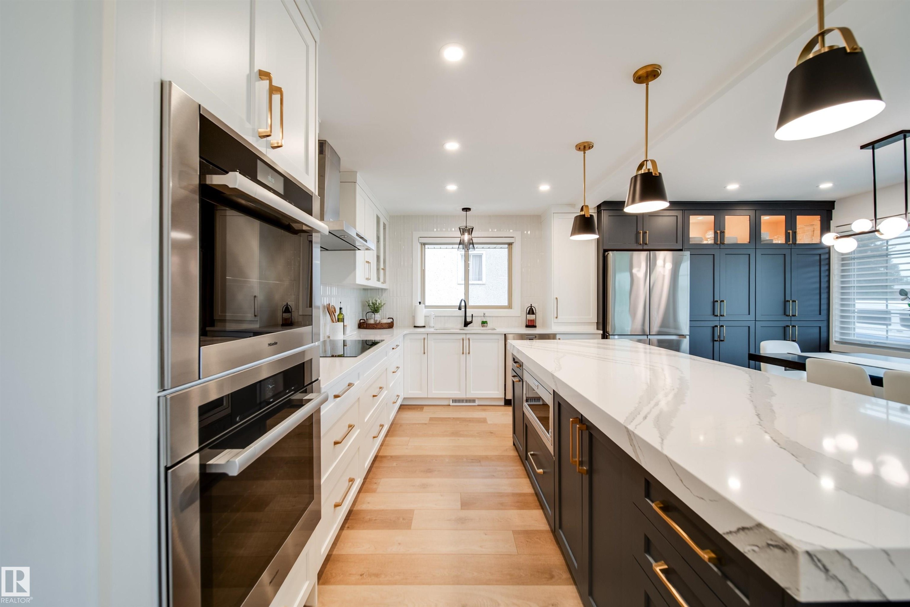 5431 113A Street, Edmonton, AB - Indoor Photo Showing Kitchen With Upgraded Kitchen