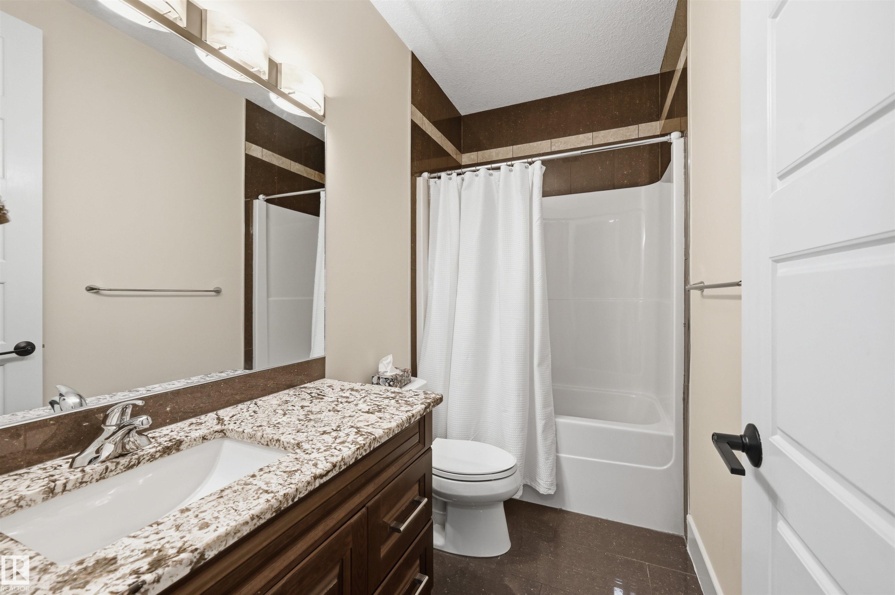Full bath on the main floor - 5216 Mullen Crest, Edmonton, AB