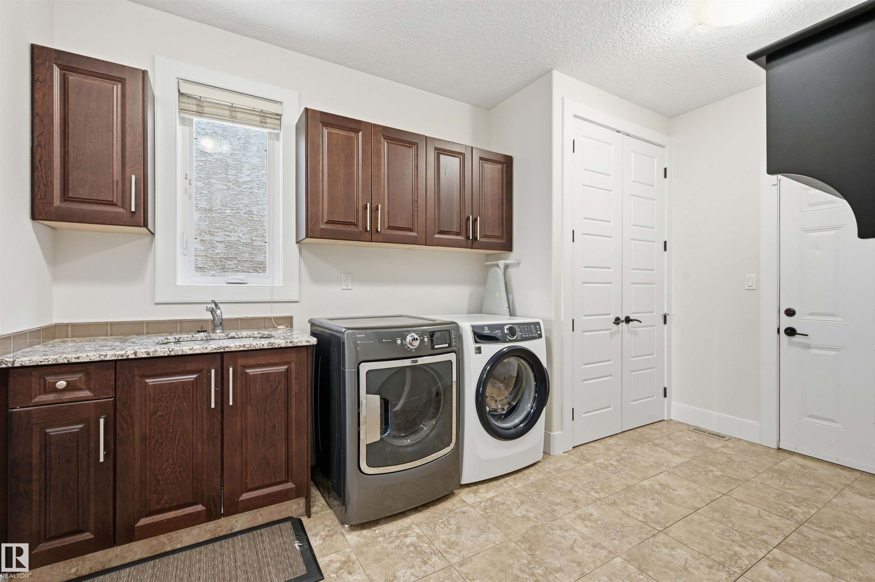 5216 Mullen Crest, Edmonton, AB