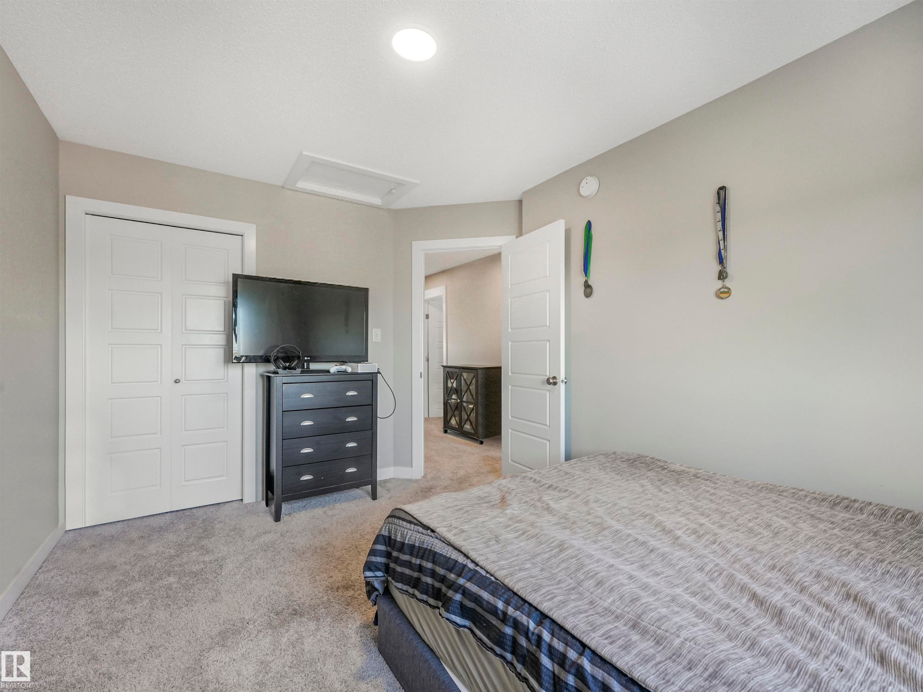 Carpeted room with light gray walls, a white ceiling, and a flush-mount ceiling light - 17171 38 Street, Edmonton, AB