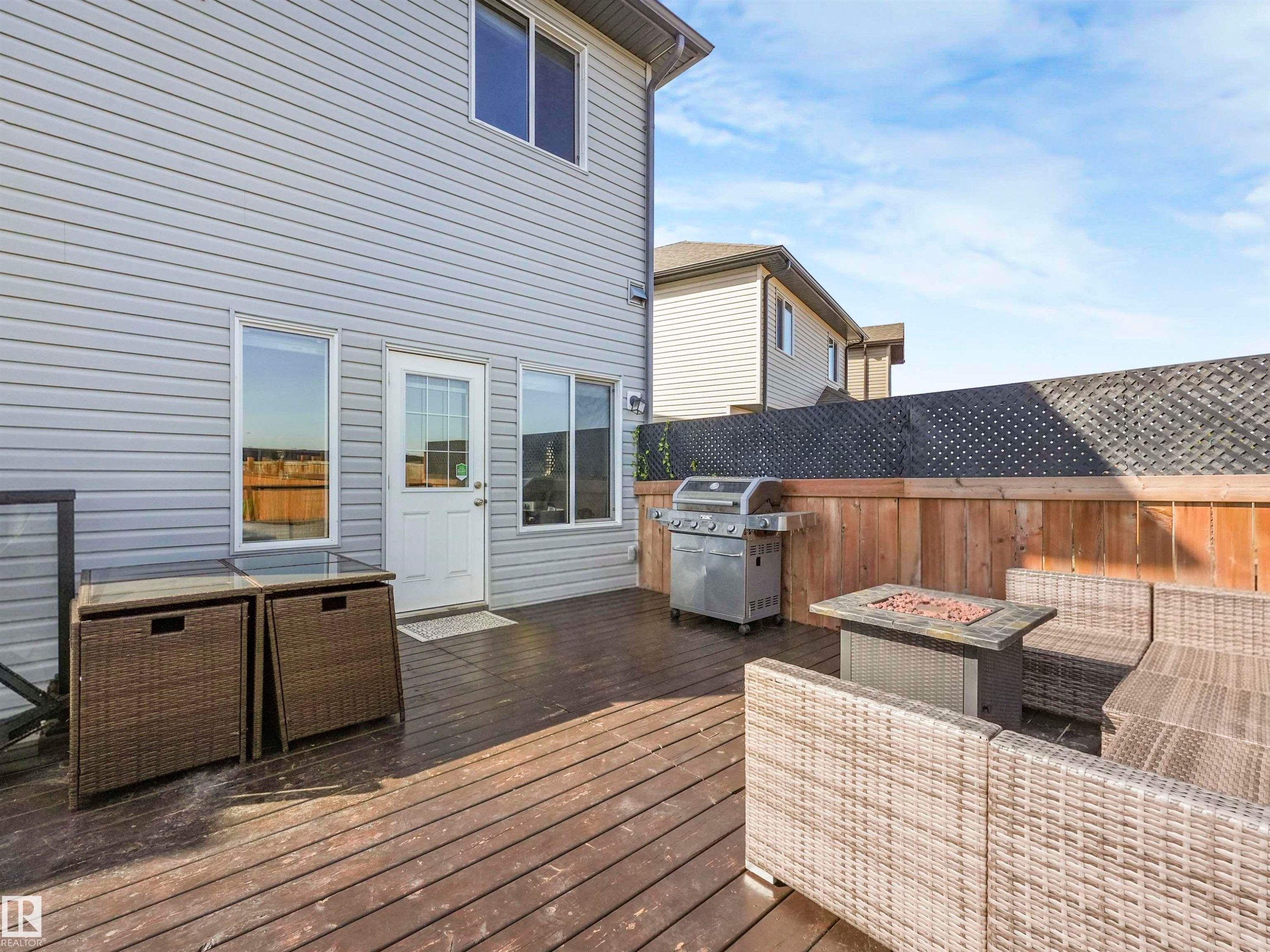 Expansive wooden deck featuring horizontal plank flooring - 17171 38 Street, Edmonton, AB