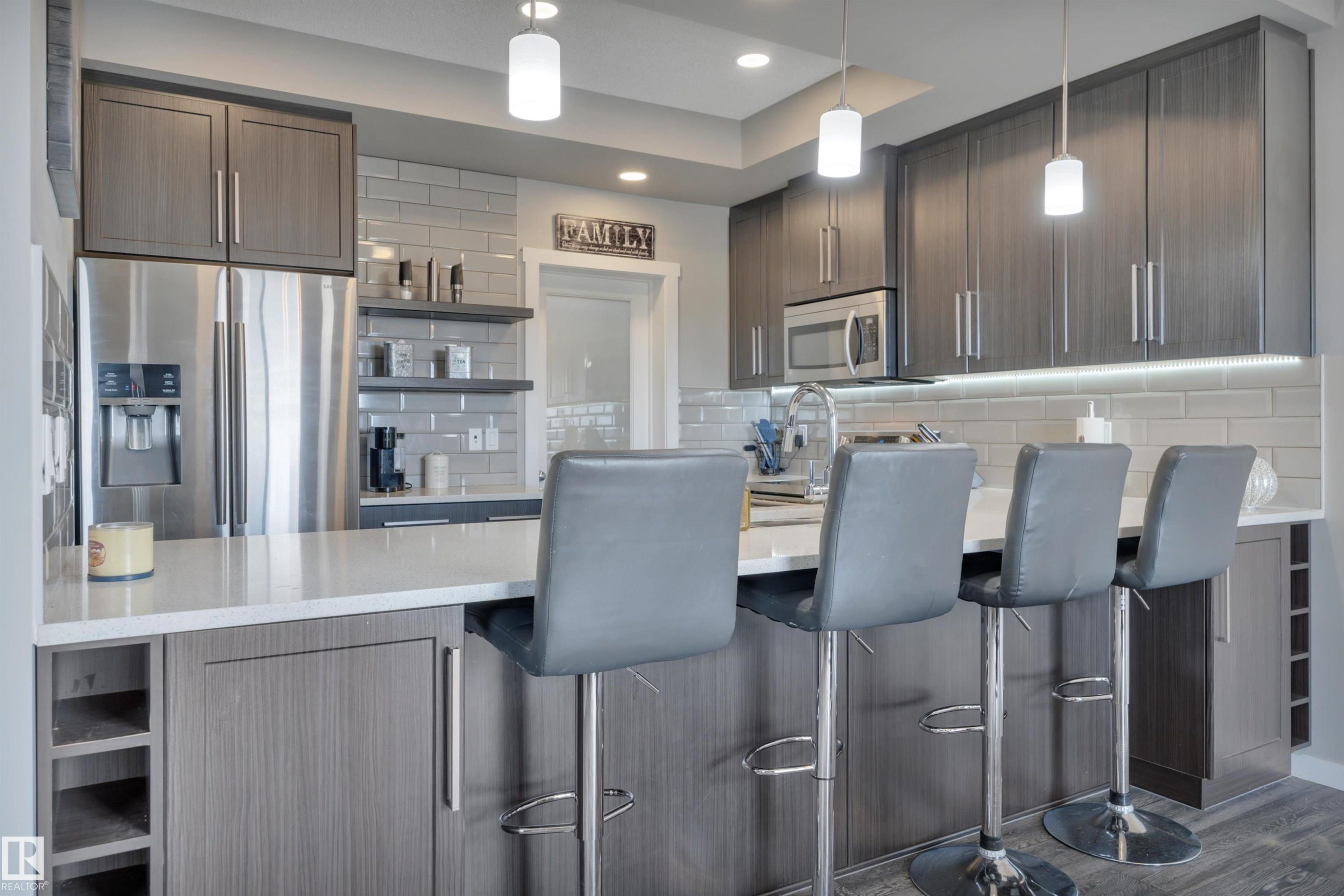 548 Reynalds Wynd, Leduc, AB - Indoor Photo Showing Kitchen With Upgraded Kitchen