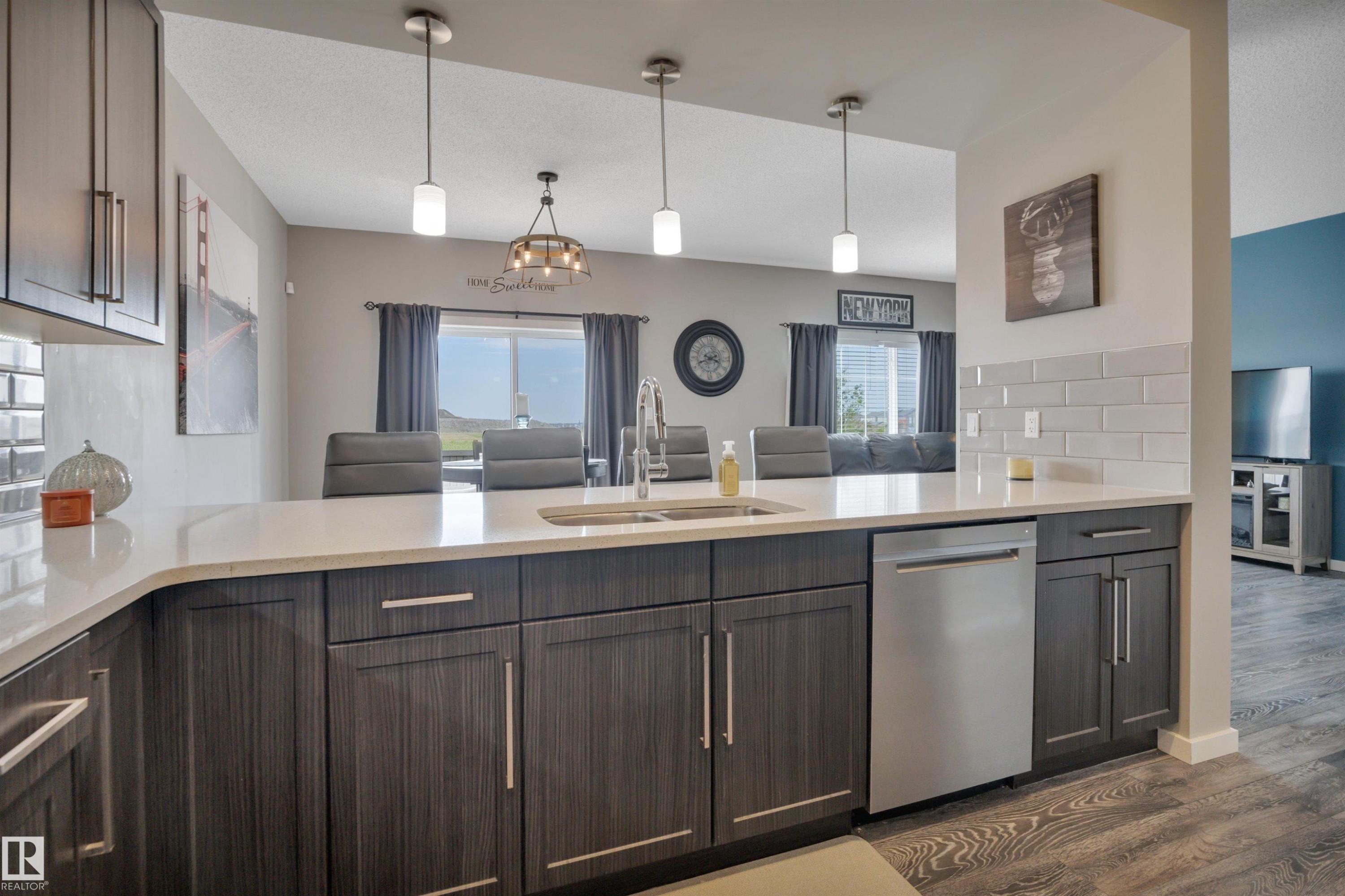 548 Reynalds Wynd, Leduc, AB - Indoor Photo Showing Kitchen With Double Sink With Upgraded Kitchen