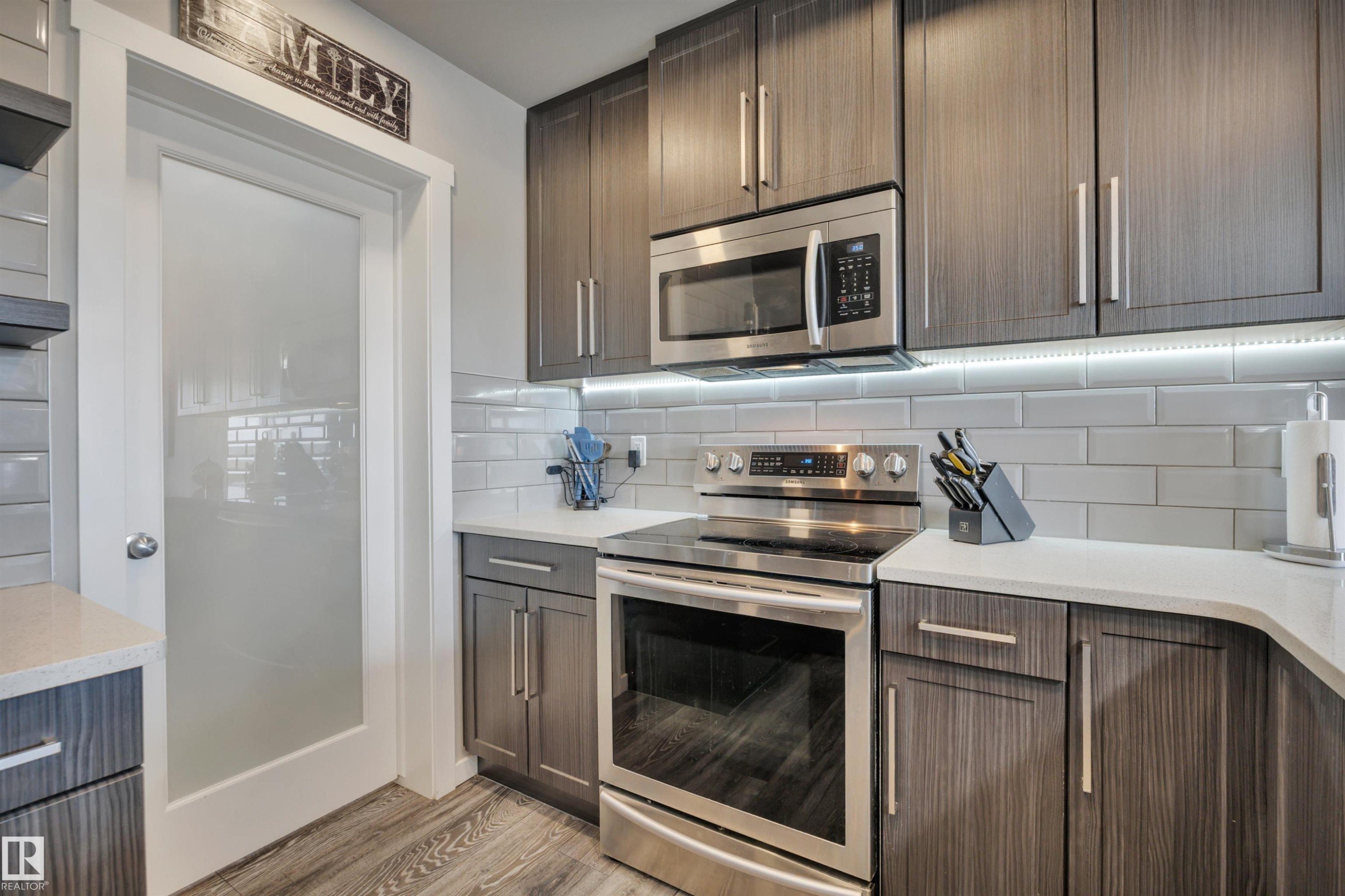 548 Reynalds Wynd, Leduc, AB - Indoor Photo Showing Kitchen