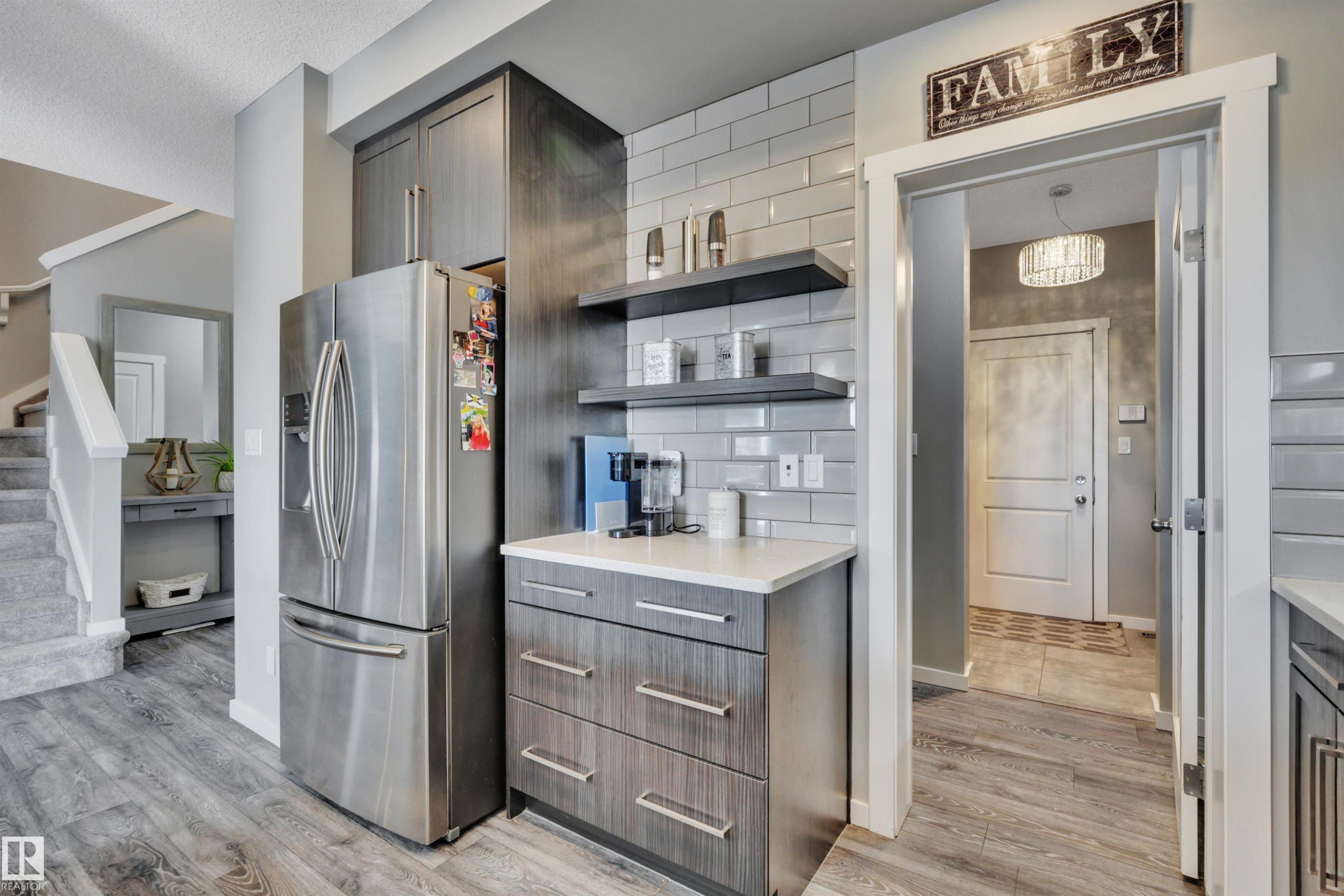 548 Reynalds Wynd, Leduc, AB - Indoor Photo Showing Kitchen