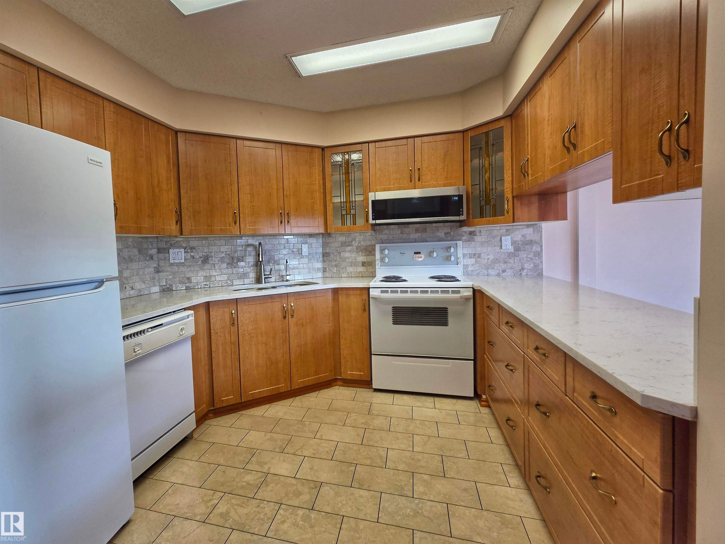 #407 2011 137 Av Nw, Edmonton, AB - Indoor Photo Showing Kitchen