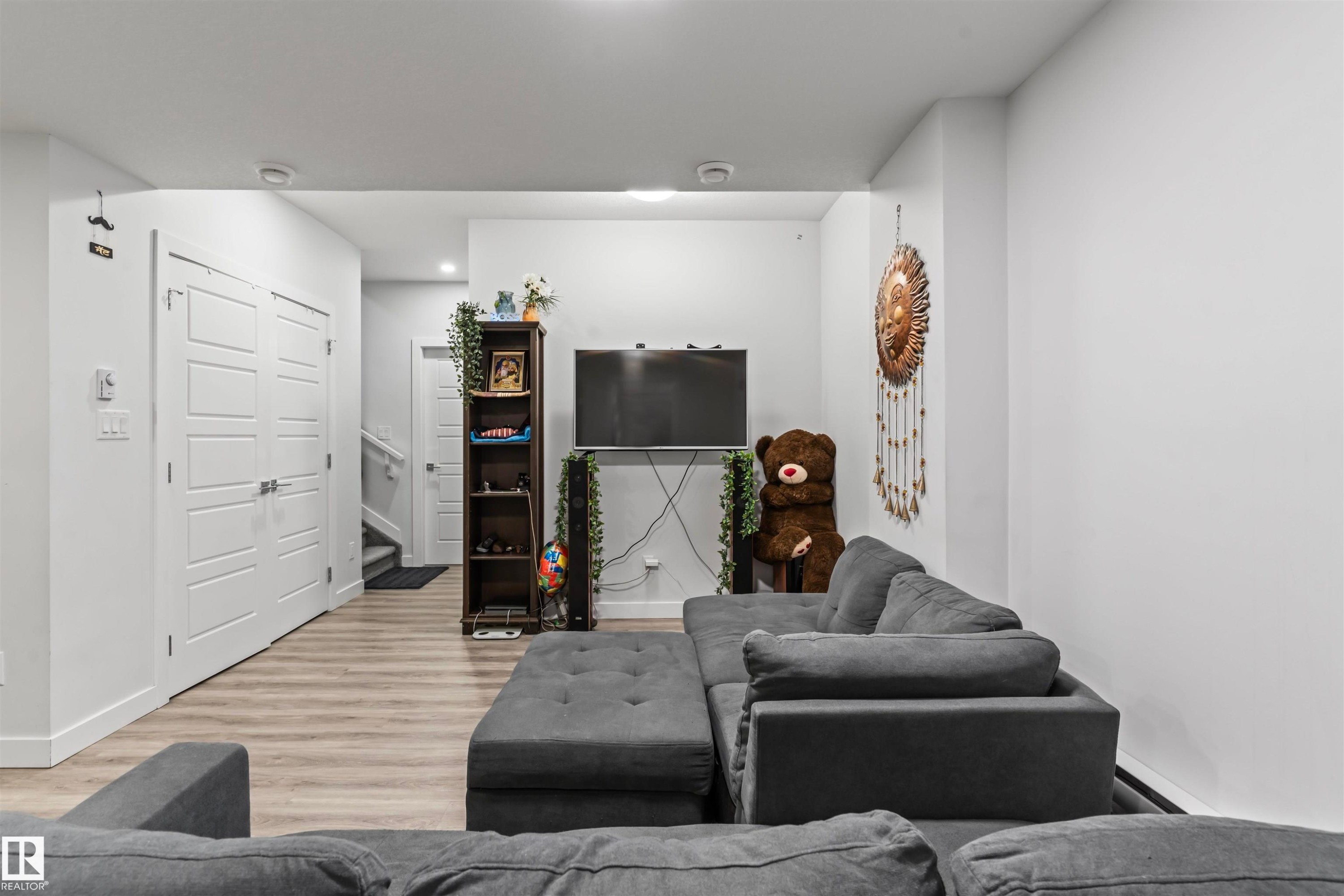 Image quality insufficient for description - 8046 Kiriak Link, Edmonton, AB - Indoor