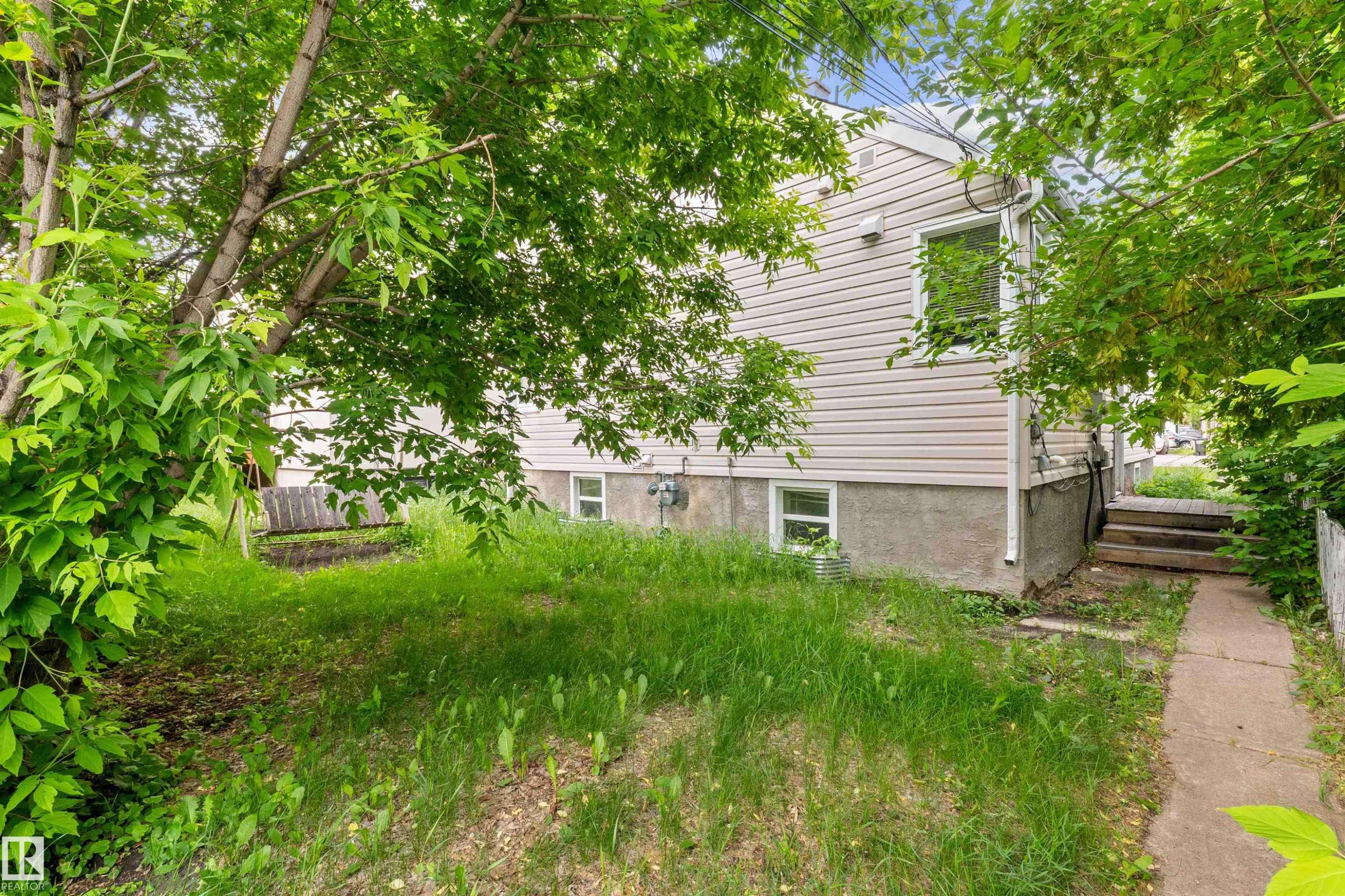 Exterior siding in a light neutral tone - 7520 106 Street, Edmonton, AB
