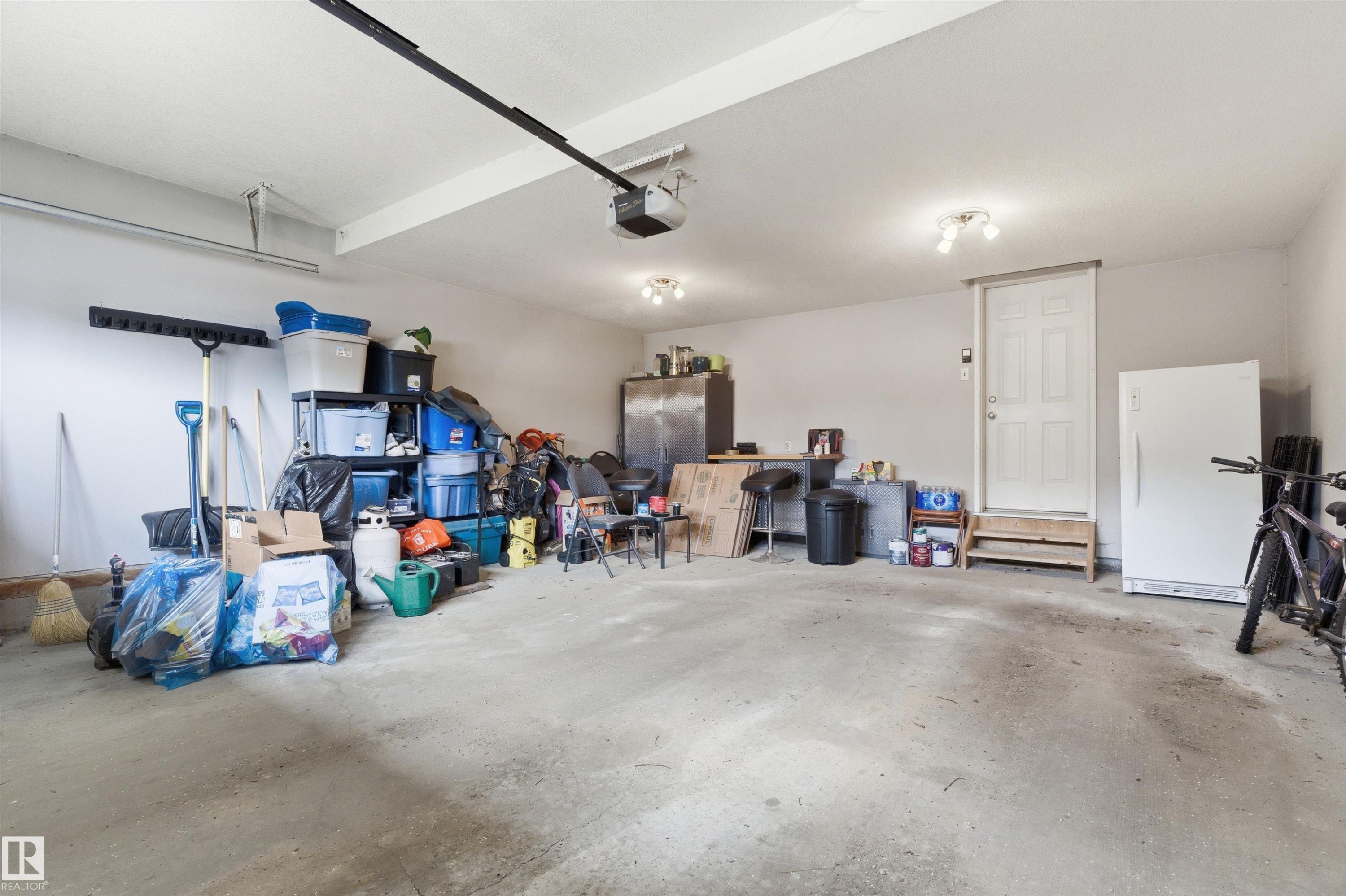 7307 Singer Way, Edmonton, AB - Indoor Photo Showing Garage