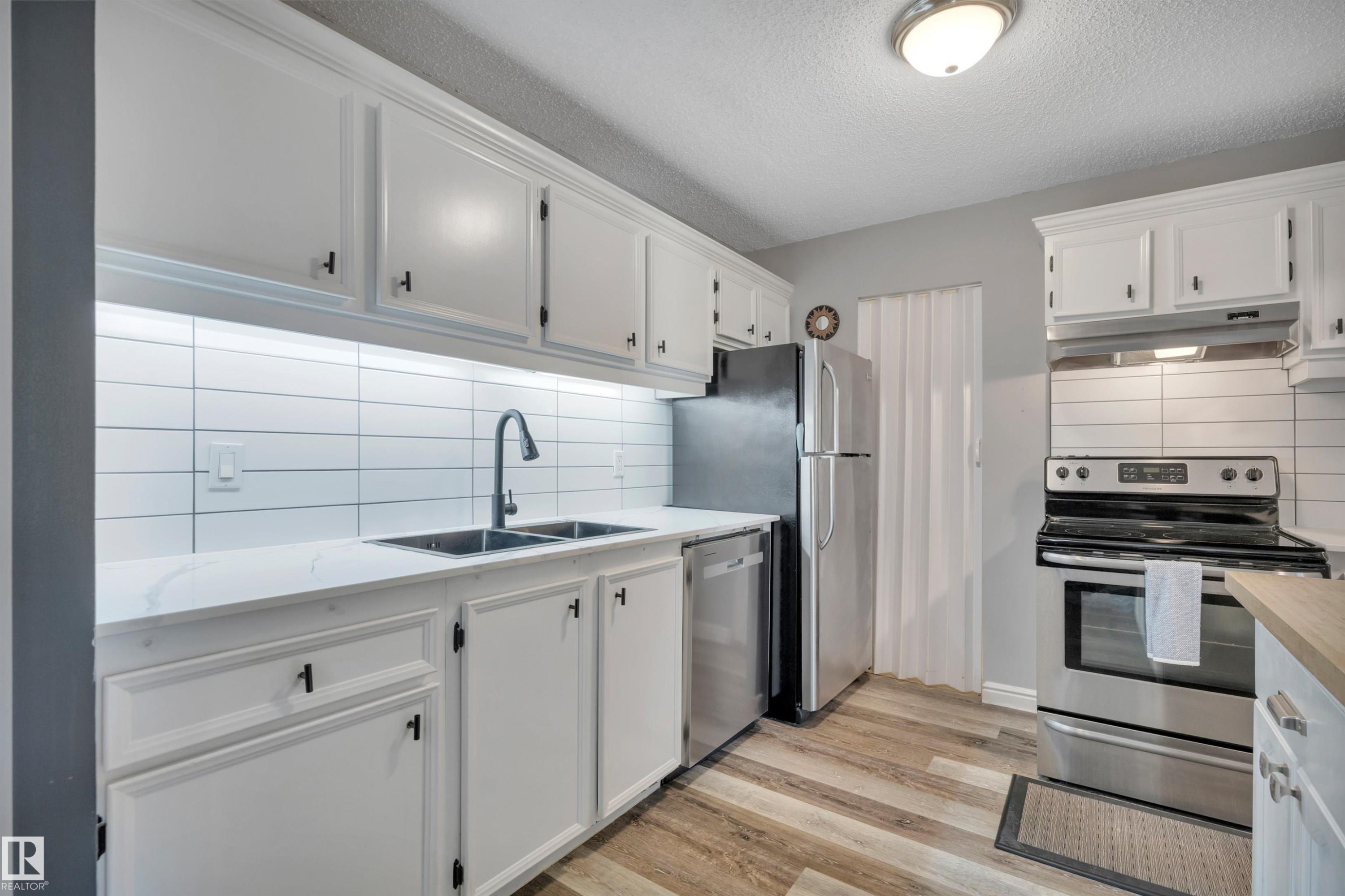 #165 2703 79 St Nw, Edmonton, AB - Indoor Photo Showing Kitchen With Double Sink