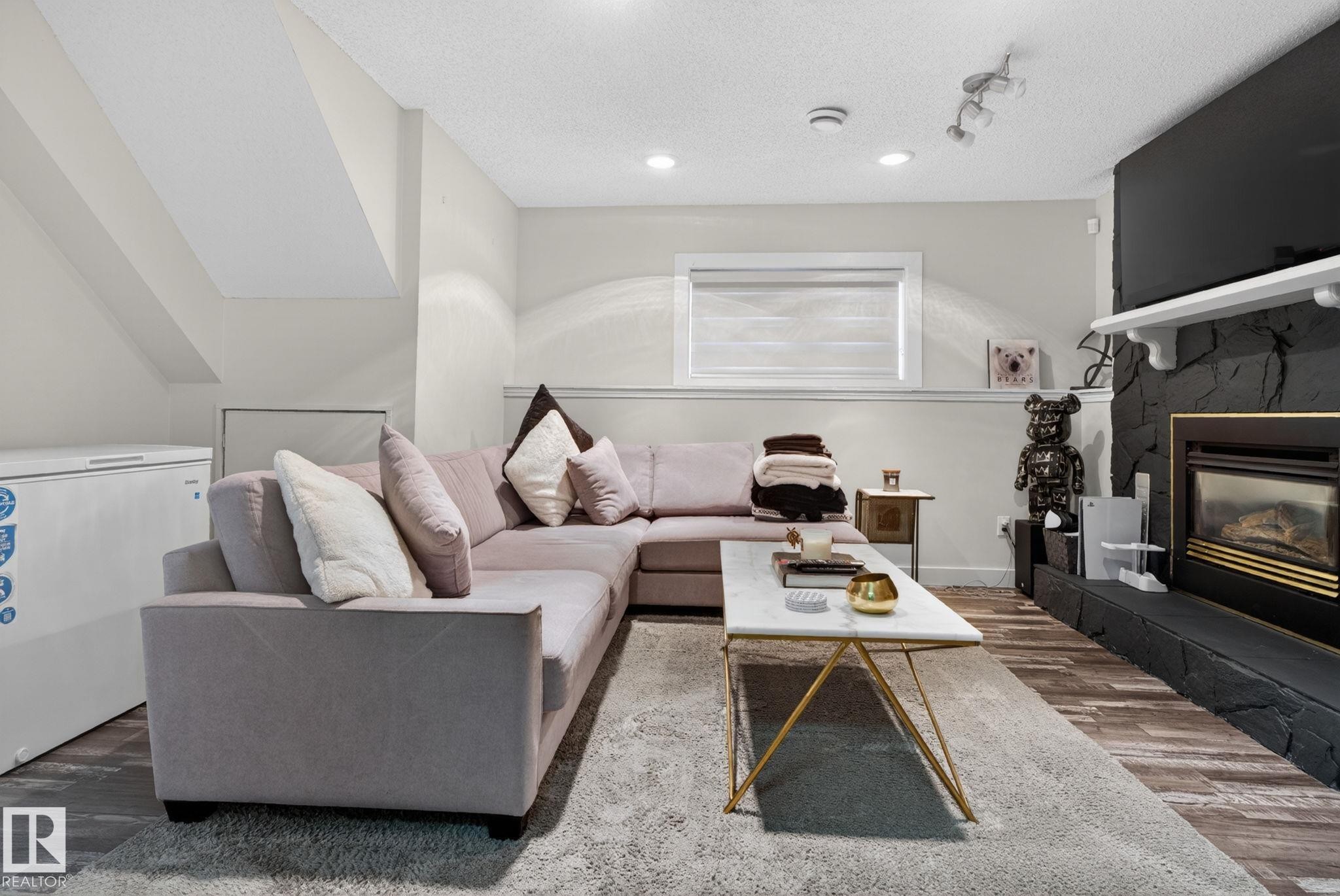 17404 95 Street, Edmonton, AB