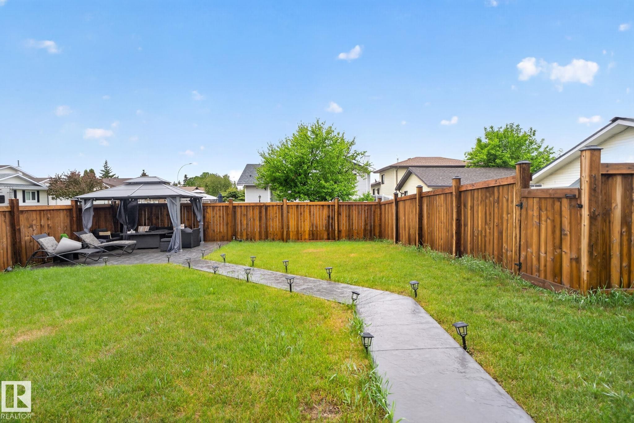 17404 95 Street, Edmonton, AB