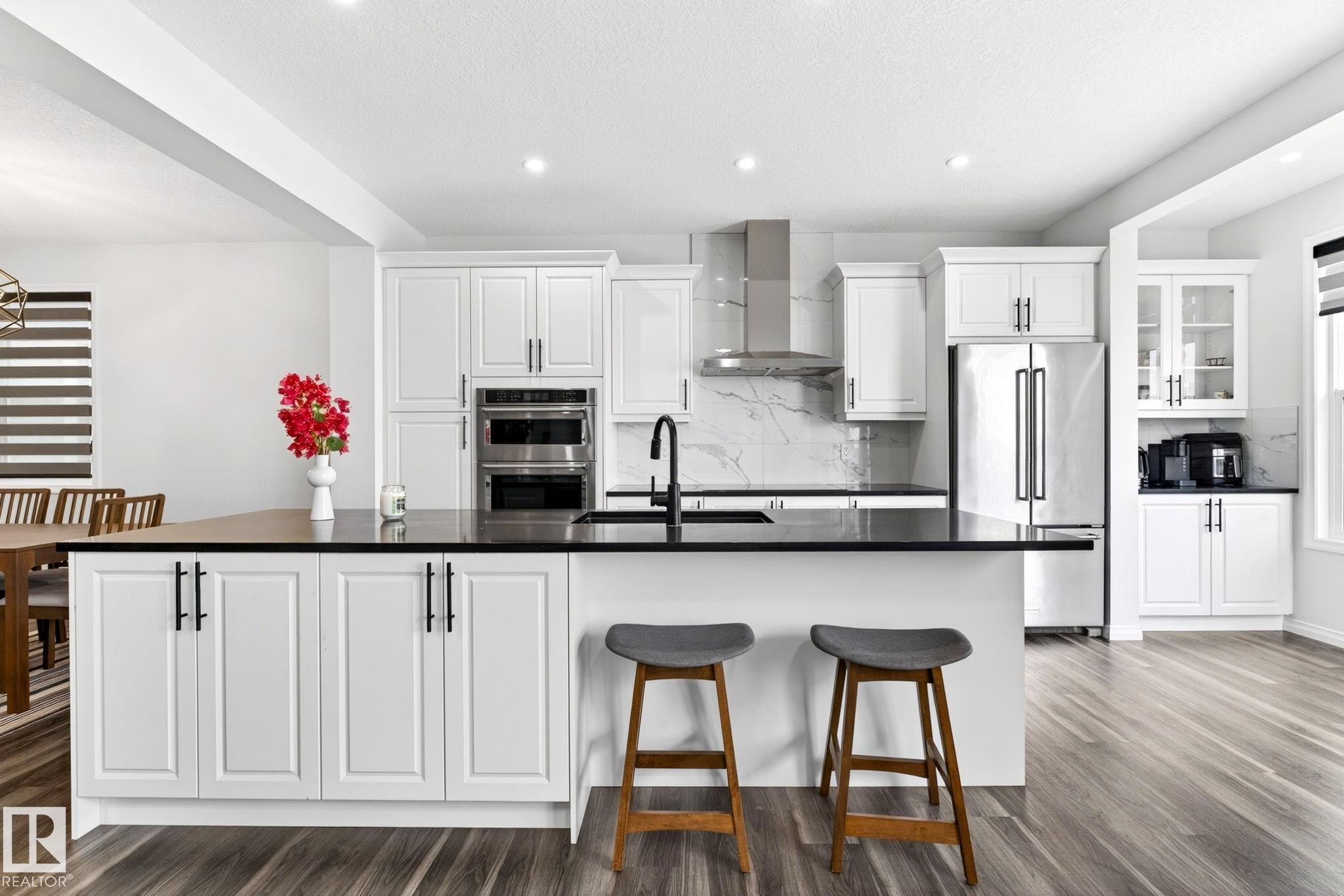 2255 Donaghey Way, Edmonton, AB - Indoor Photo Showing Kitchen With Upgraded Kitchen
