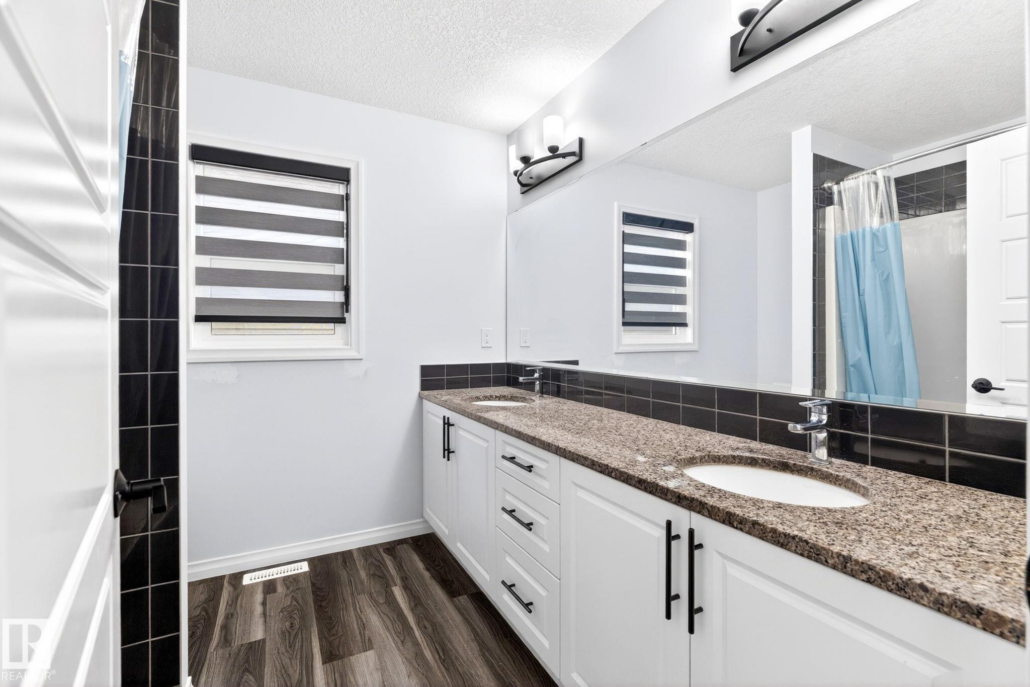 2255 Donaghey Way, Edmonton, AB - Indoor Photo Showing Bathroom