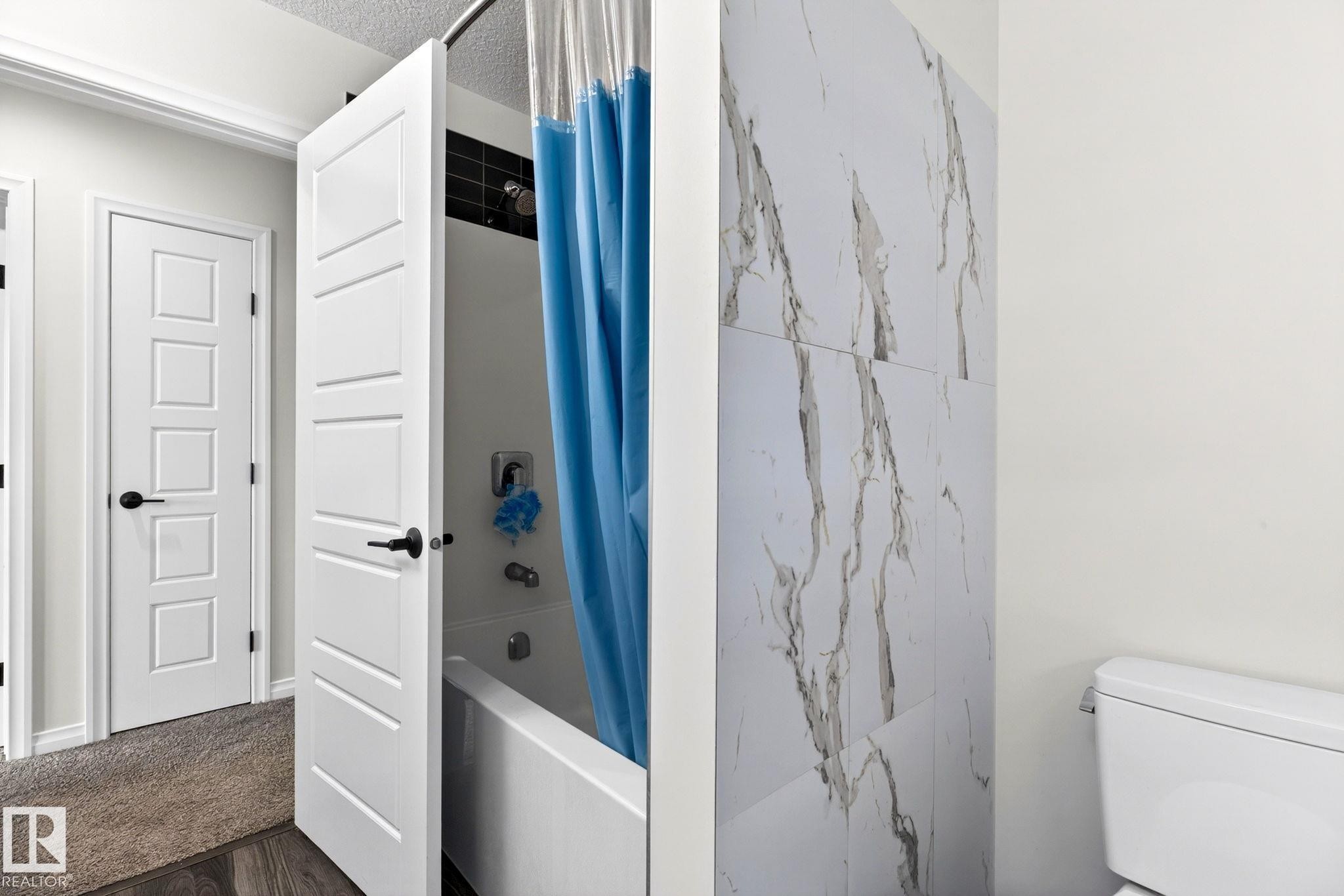 2255 Donaghey Way, Edmonton, AB - Indoor Photo Showing Bathroom