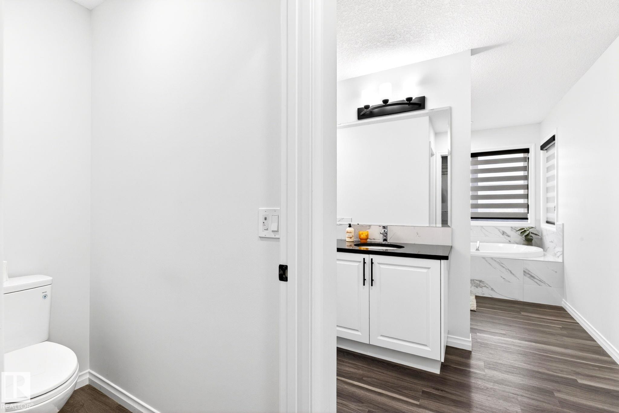 2255 Donaghey Way, Edmonton, AB - Indoor Photo Showing Bathroom