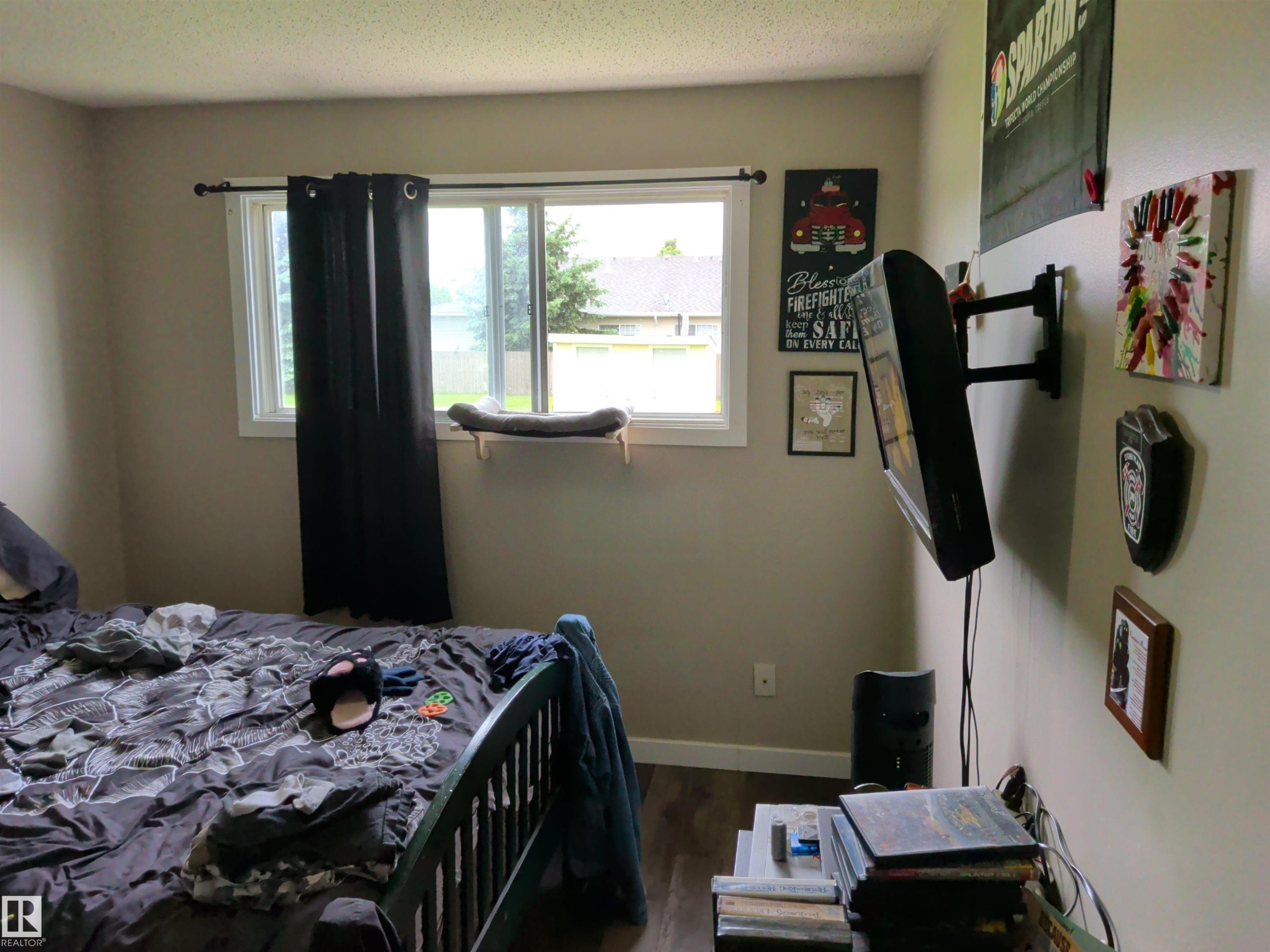 Neutral-toned walls complement wood-finish flooring - 31 Brown Street, Stony Plain, AB
