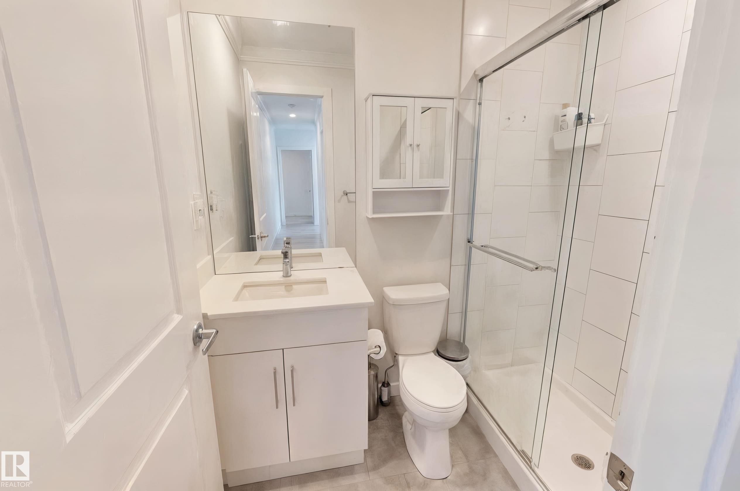 2093 Maple Road Nw, Edmonton, AB - Indoor Photo Showing Bathroom