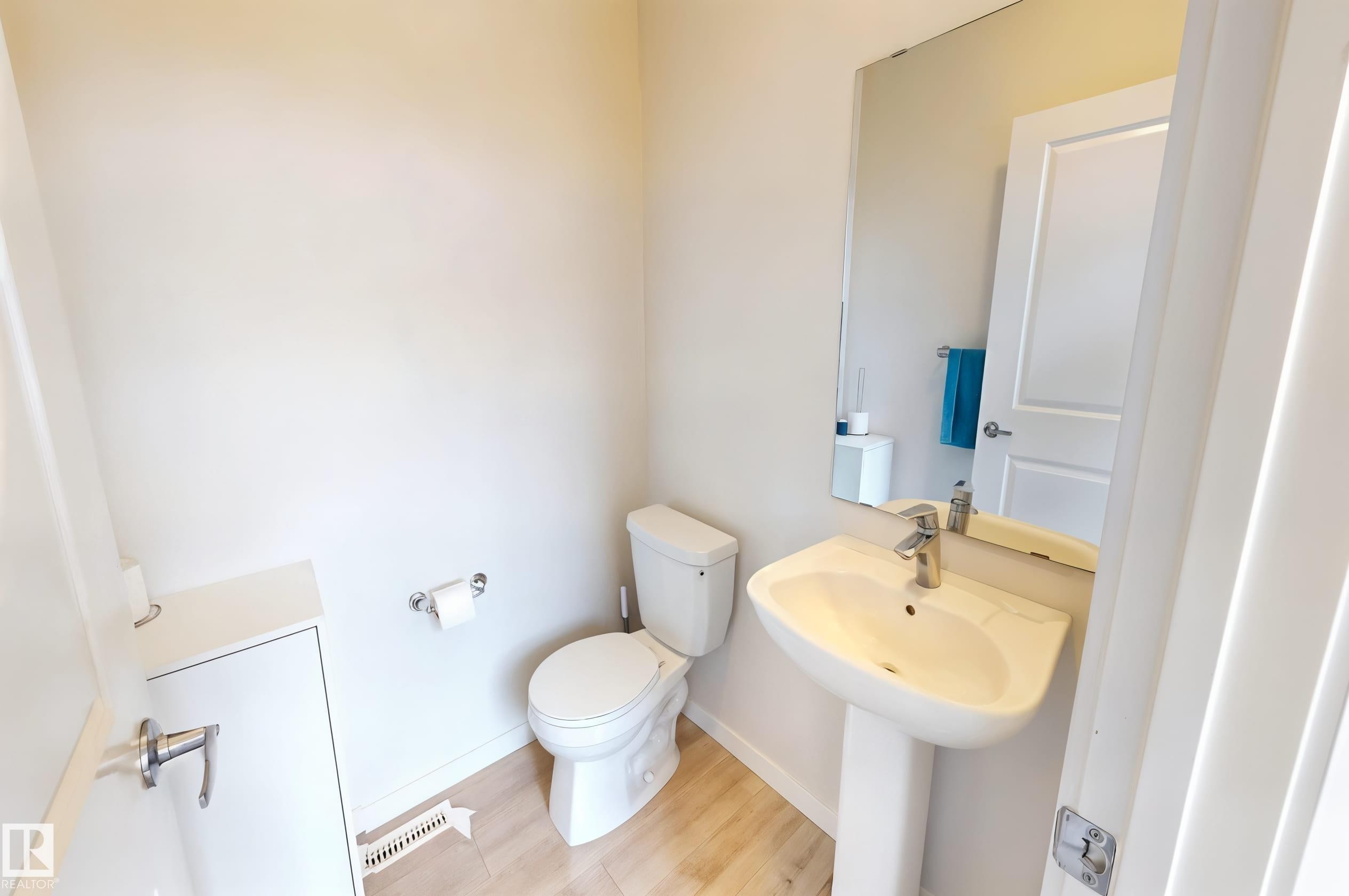 2093 Maple Road Nw, Edmonton, AB - Indoor Photo Showing Bathroom