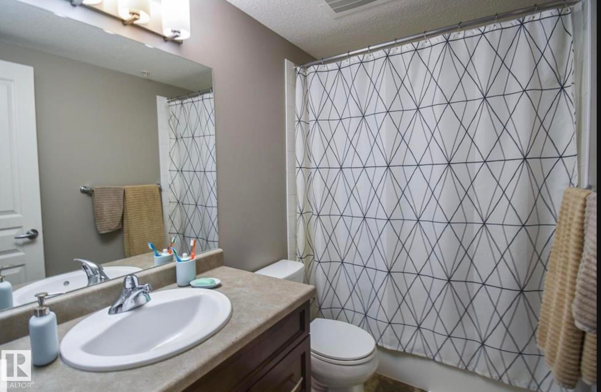 #210 3670 139 Av Nw, Edmonton, AB - Indoor Photo Showing Bathroom