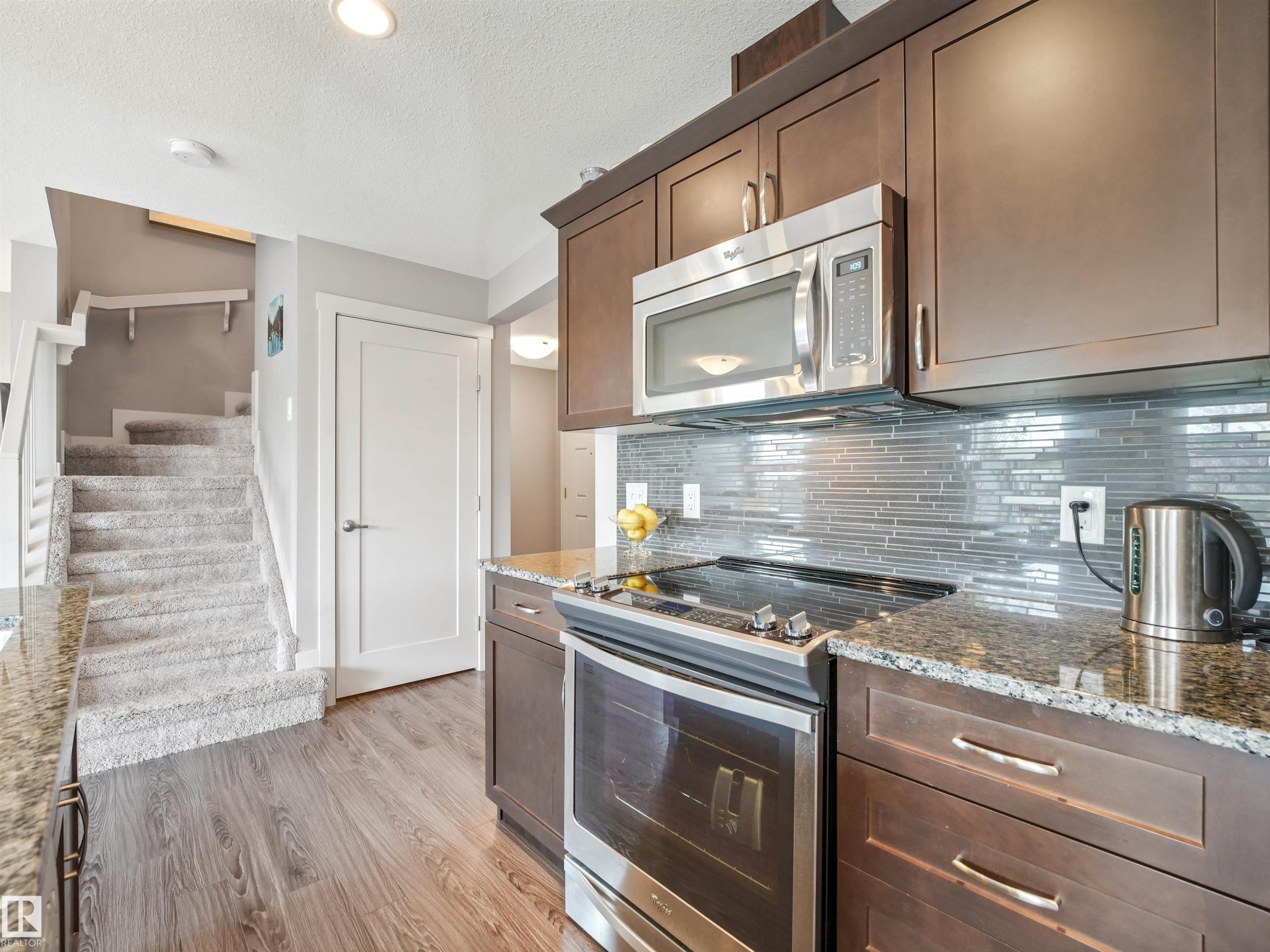 1277 Starling Drive, Edmonton, AB - Indoor Photo Showing Kitchen With Upgraded Kitchen