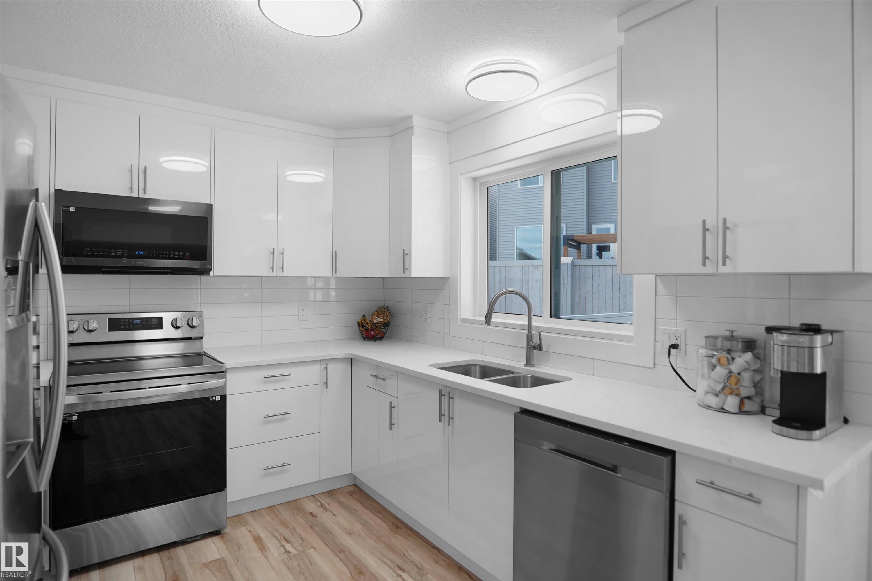 10018 173 Avenue, Edmonton, AB - Indoor Photo Showing Kitchen With Stainless Steel Kitchen With Double Sink With Upgraded Kitchen