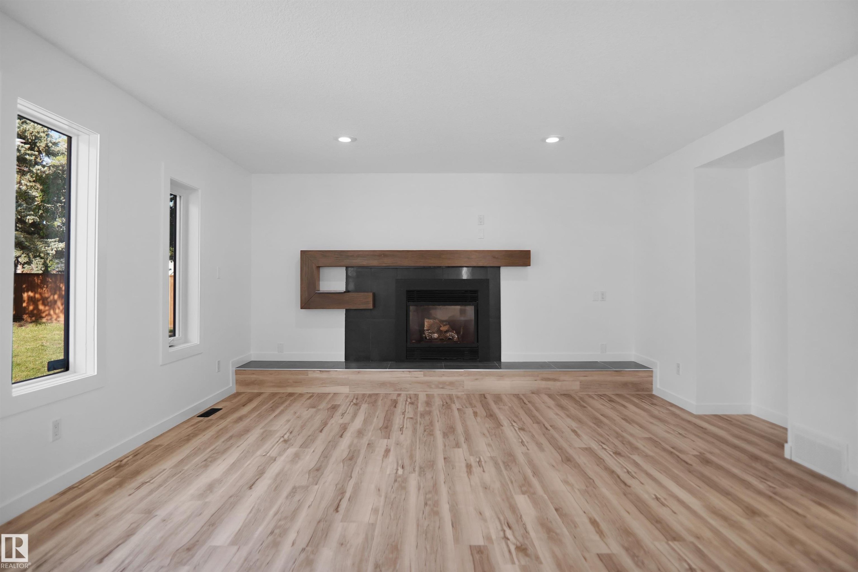 10018 173 Avenue, Edmonton, AB - Indoor Photo Showing Living Room With Fireplace