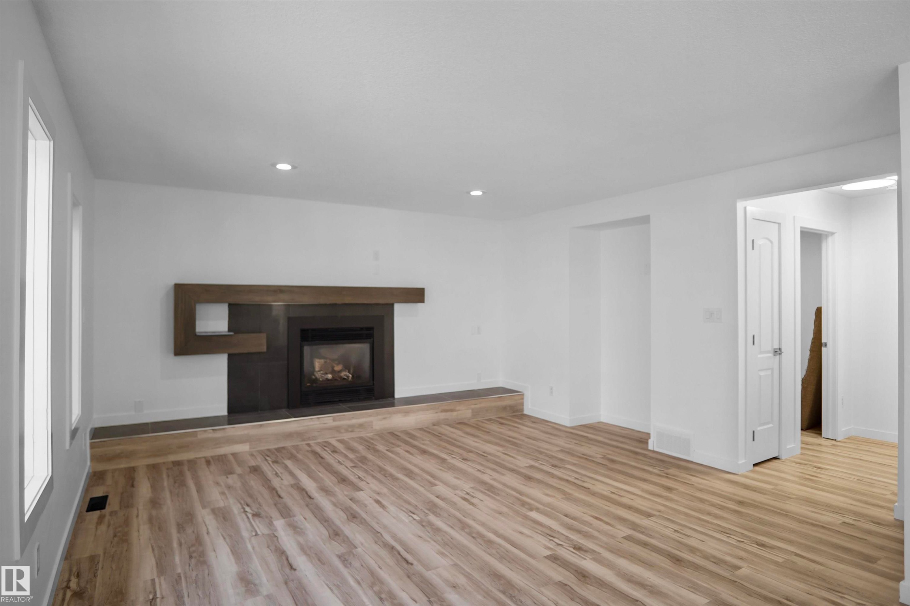 10018 173 Avenue, Edmonton, AB - Indoor Photo Showing Living Room With Fireplace