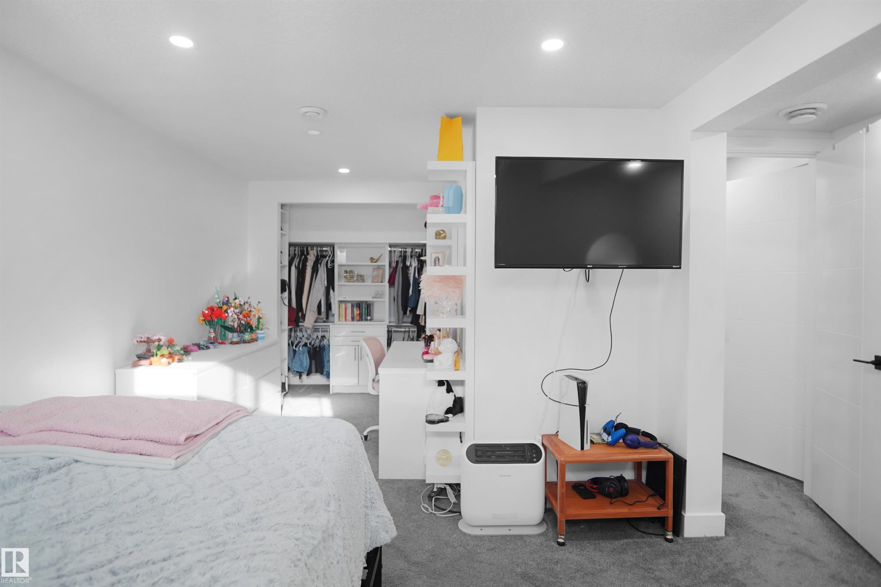 10018 173 Avenue, Edmonton, AB - Indoor Photo Showing Bedroom