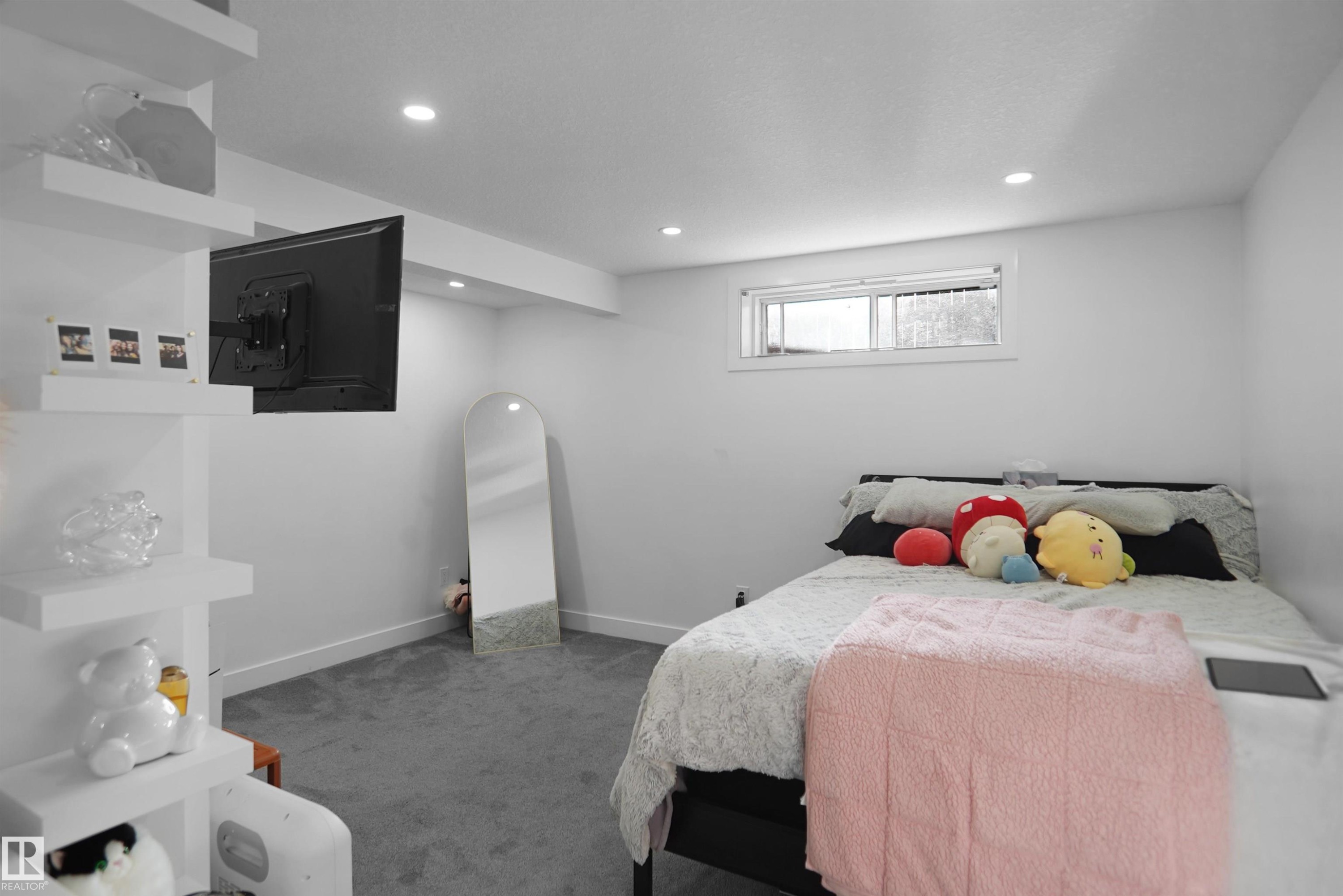 10018 173 Avenue, Edmonton, AB - Indoor Photo Showing Bedroom