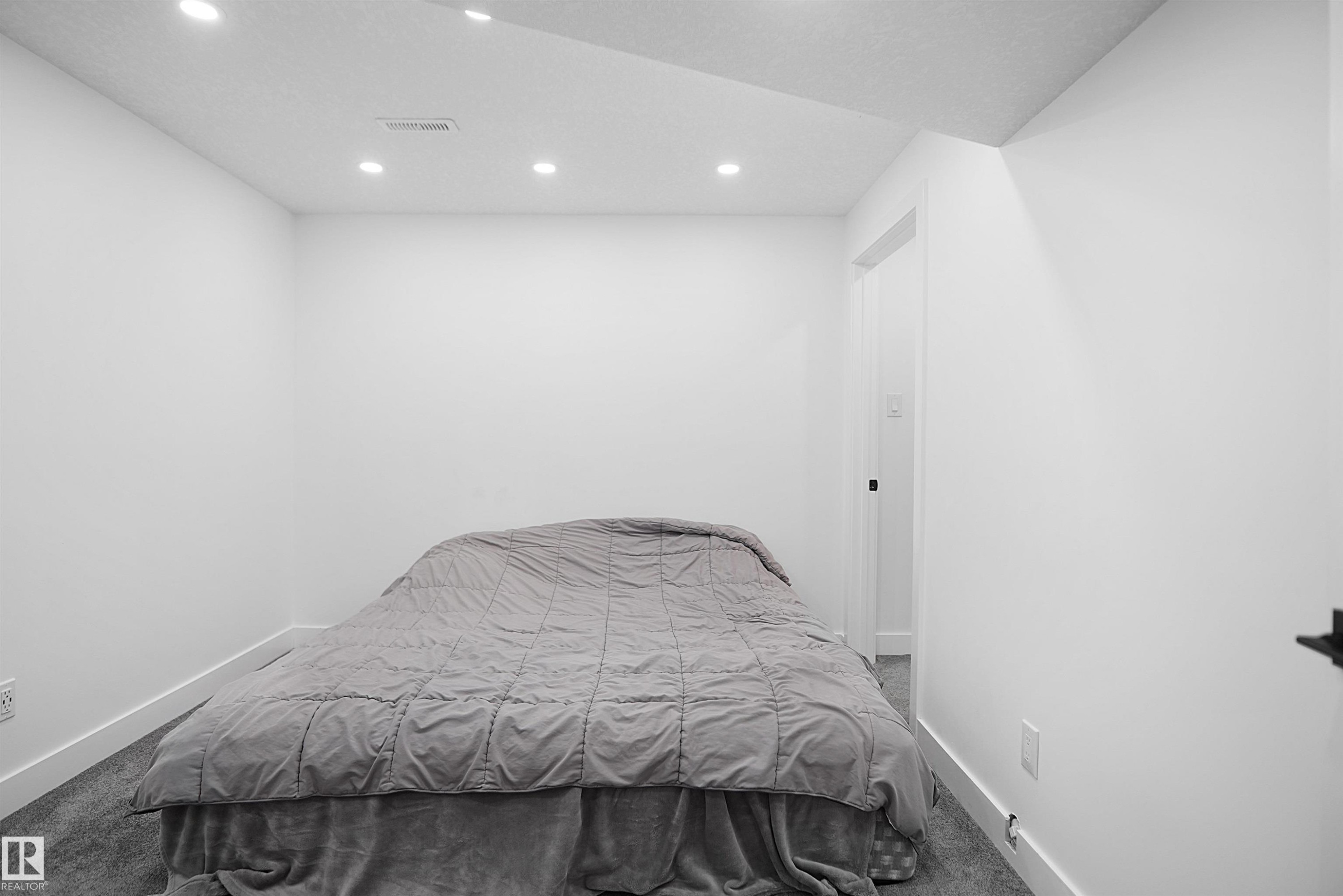10018 173 Avenue, Edmonton, AB - Indoor Photo Showing Bedroom
